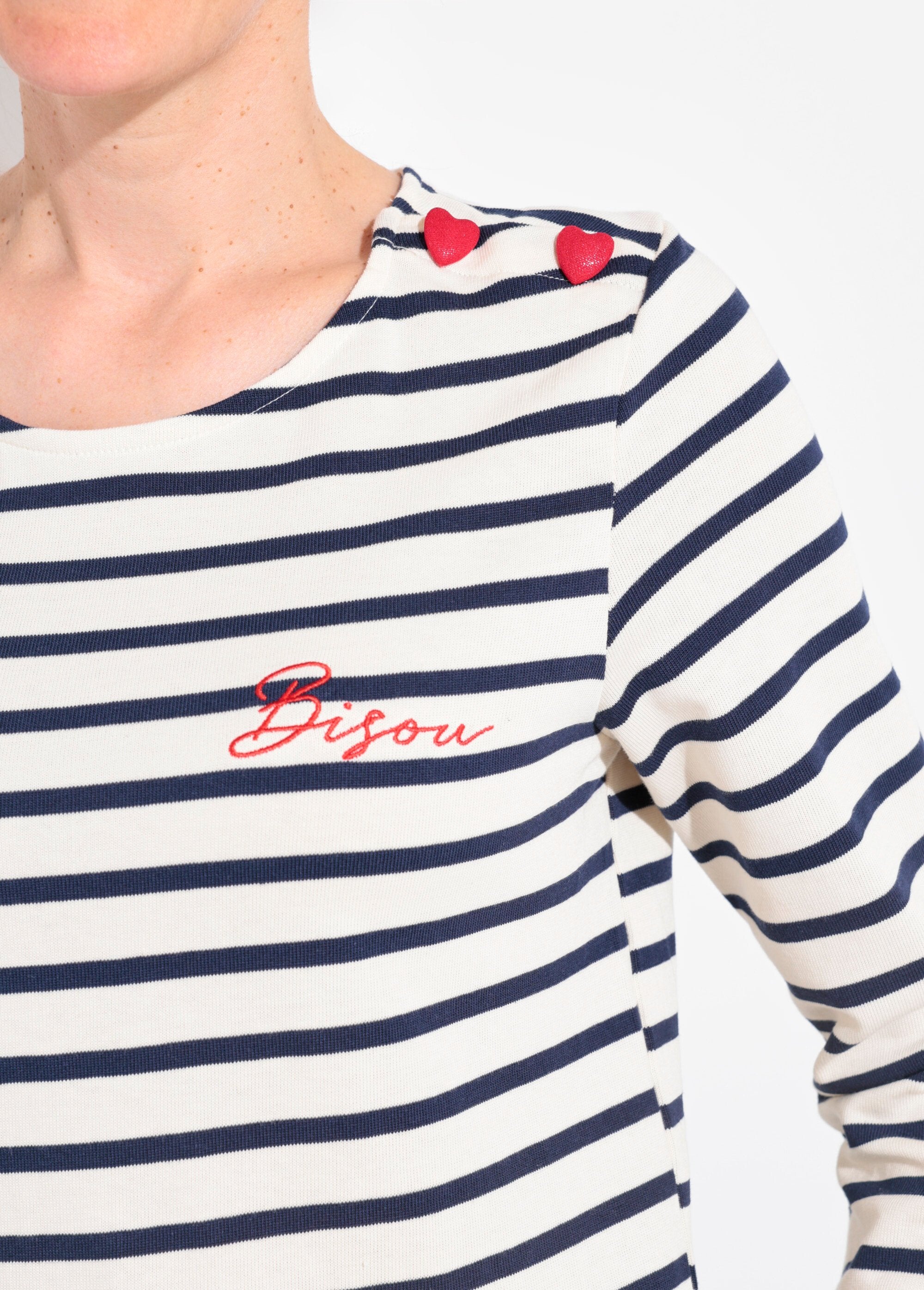 Camisa_de_marinero_con_botones_en_forma_de_corazón_en_los_hombros_Blanco_con_rayas_azul_marino_DE1_slim