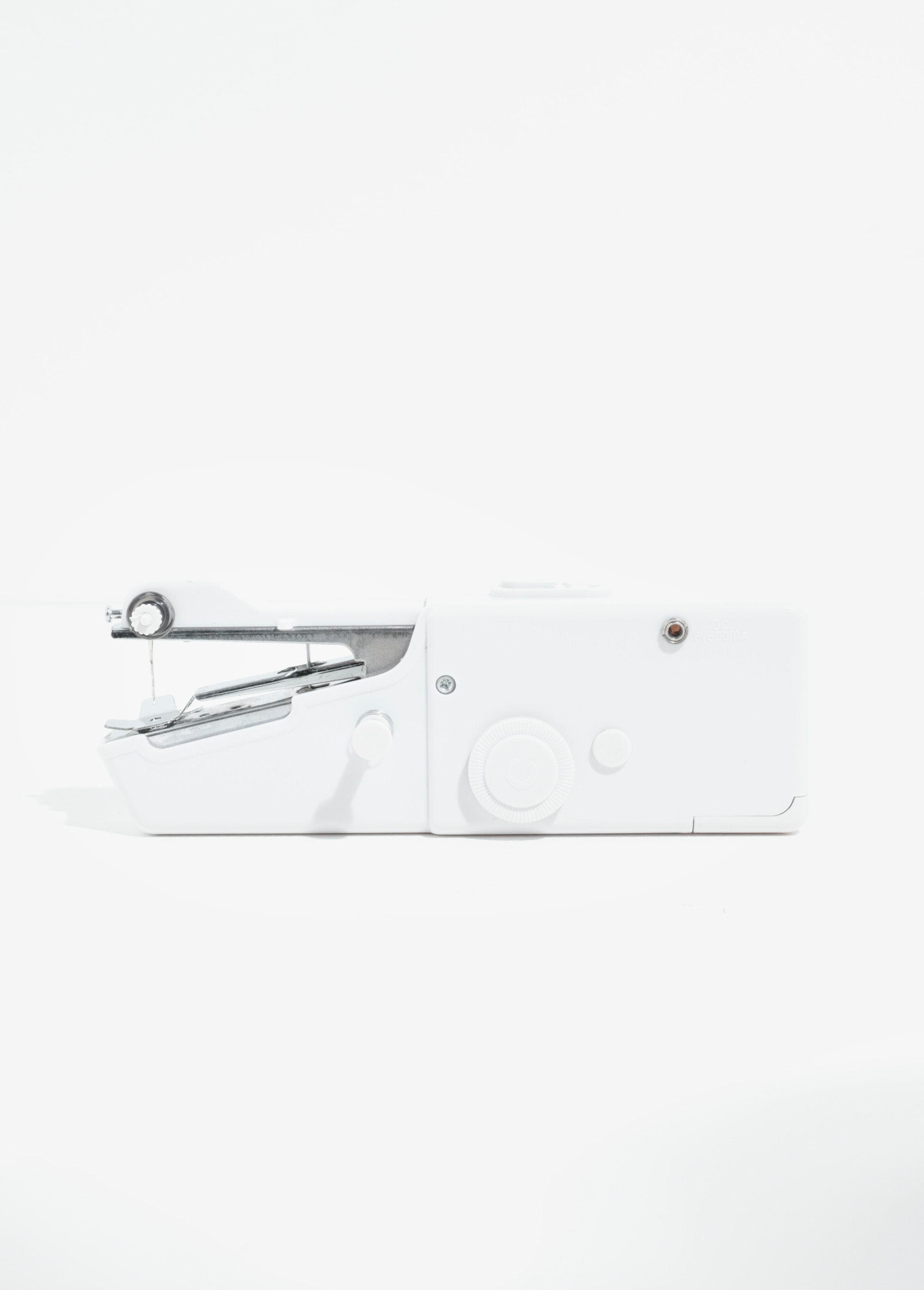 Mini_máquina_de_coser_portátil_Blanco,_Blanca_DE1_slim