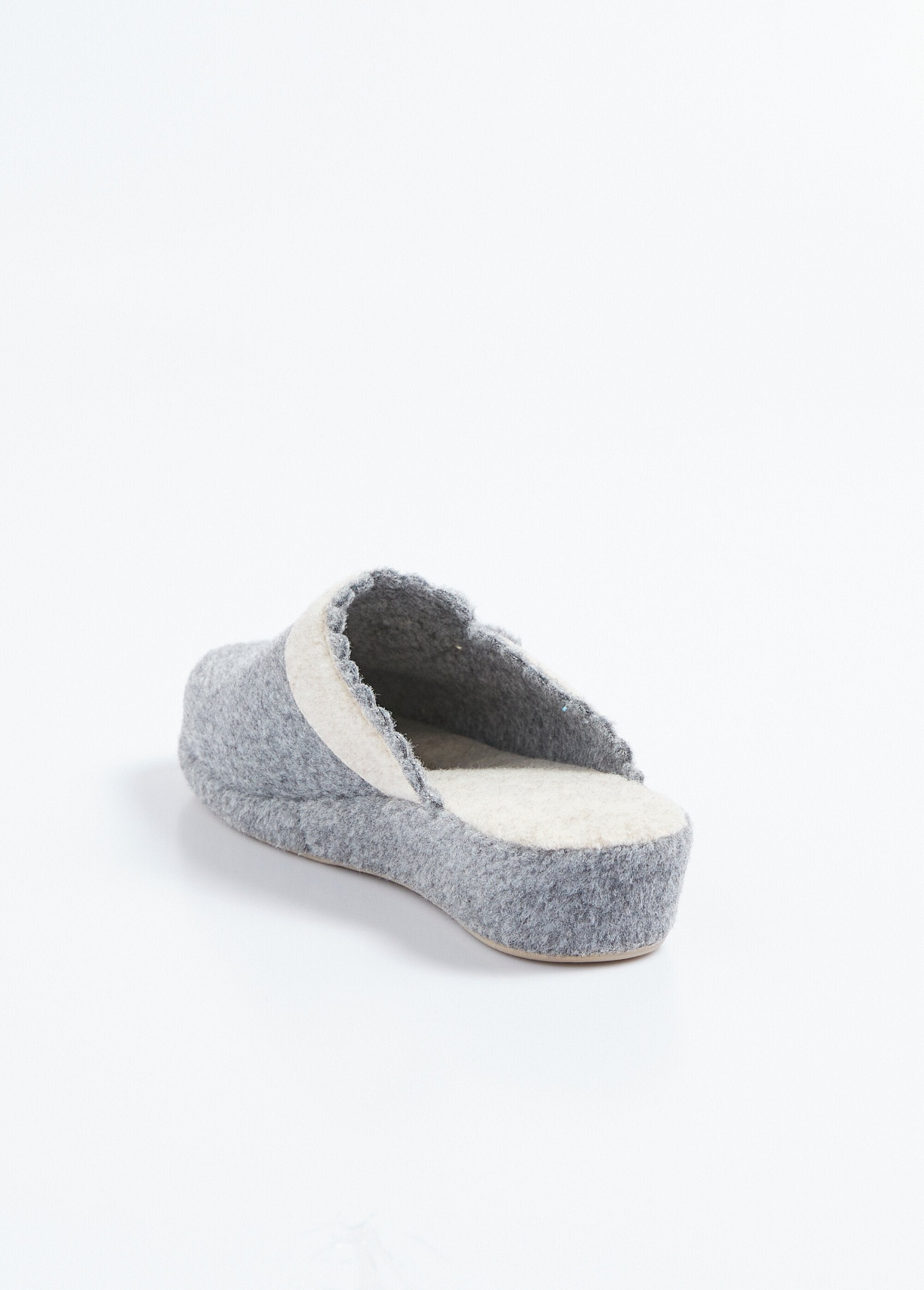 Mules_de_fieltro_con_aplicación_floral._Gris_DO1_slim