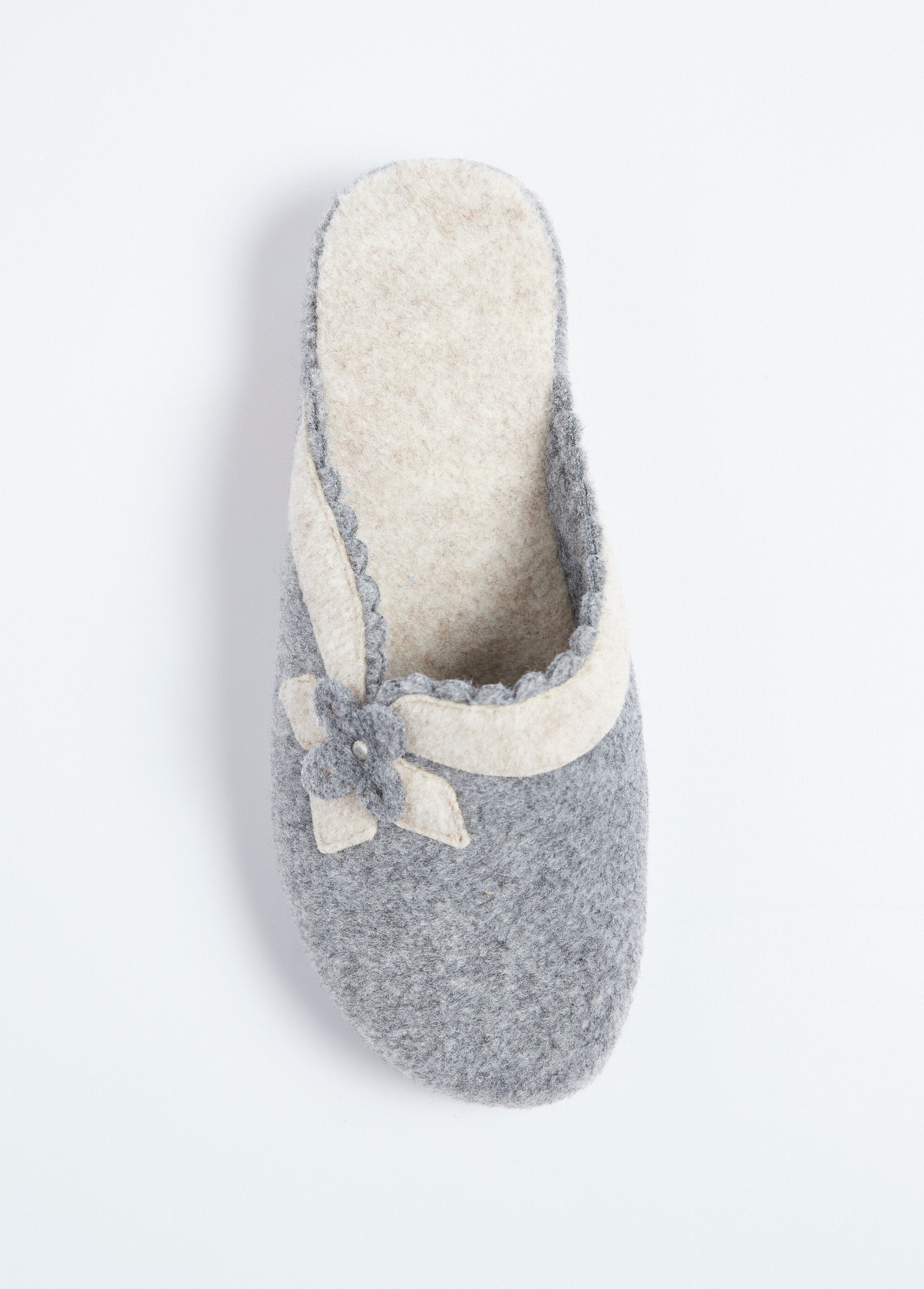 Mules_de_fieltro_con_aplicación_floral._Gris_OV1_slim