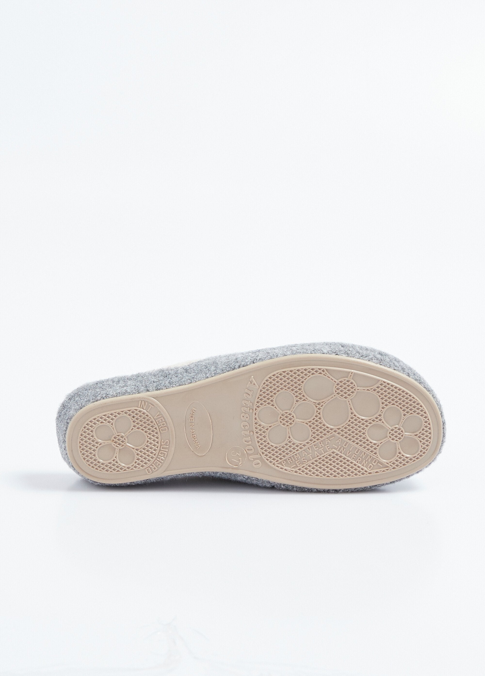 Mules_de_fieltro_con_aplicación_floral._Gris_UN1_slim