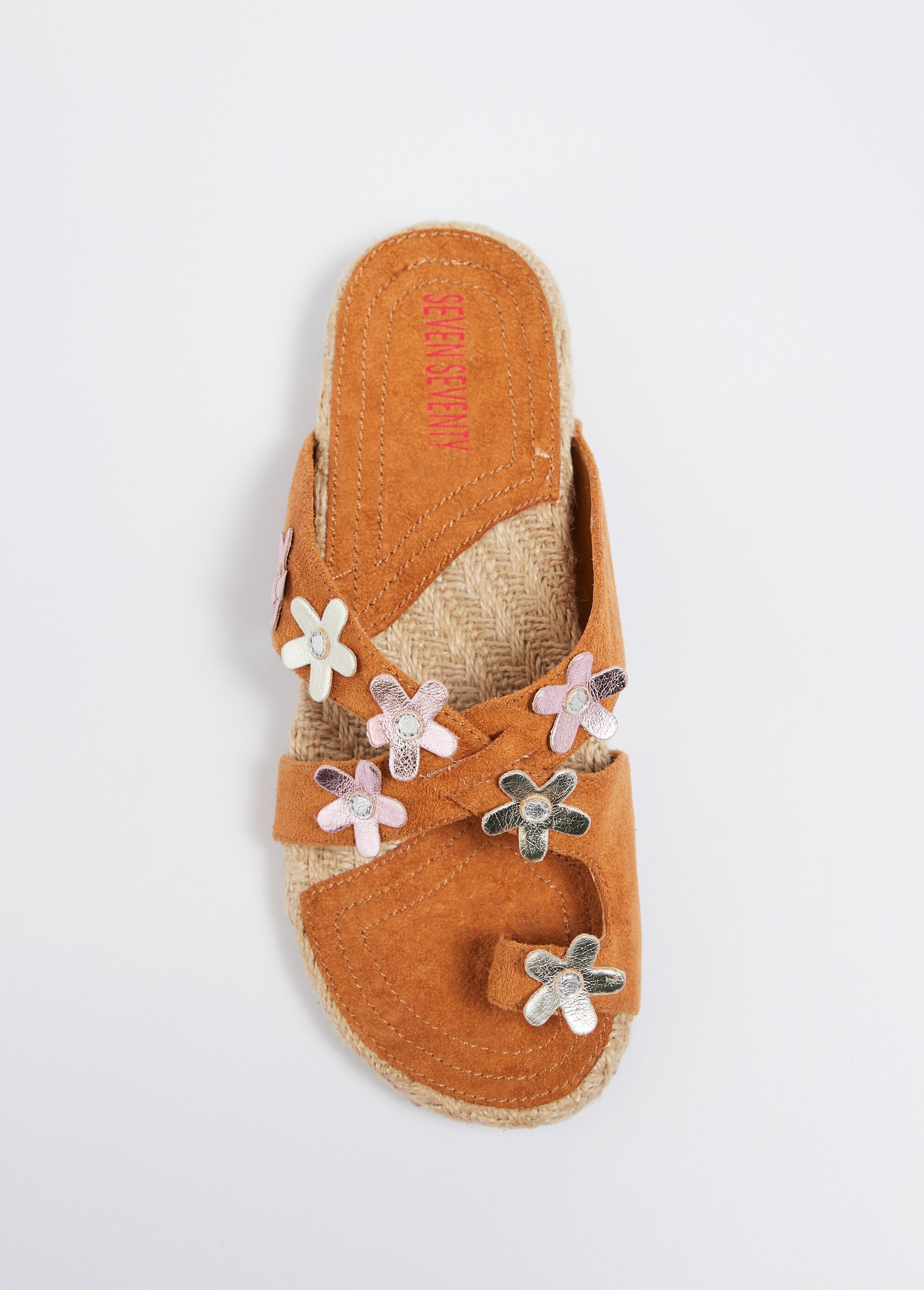 Mules_de_cuña_con_detalles_florales_Marrón_claro_OV1_slim