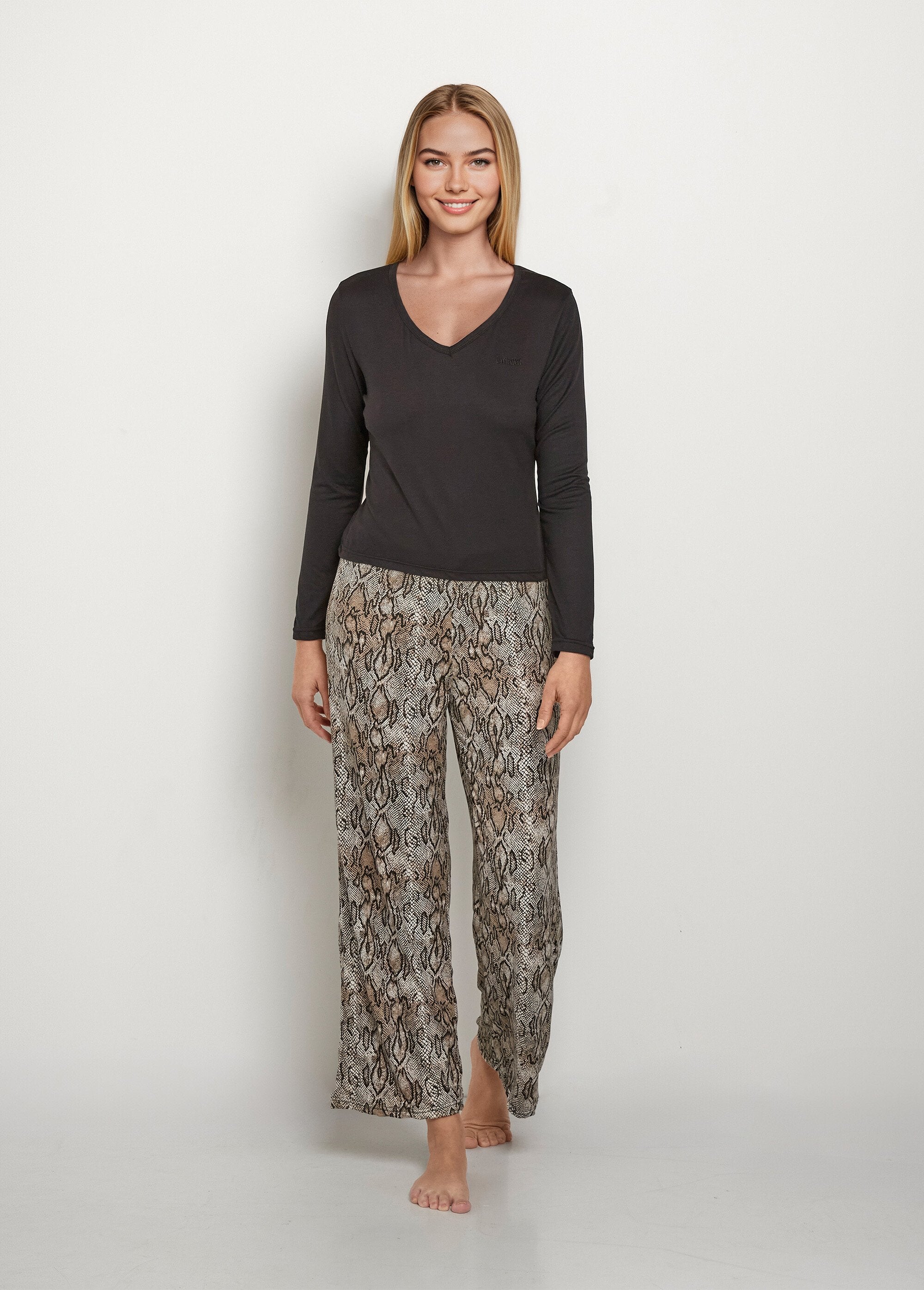 Pijama_de_manga_larga_con_pantalones_estampados_Negro_FA1_slim