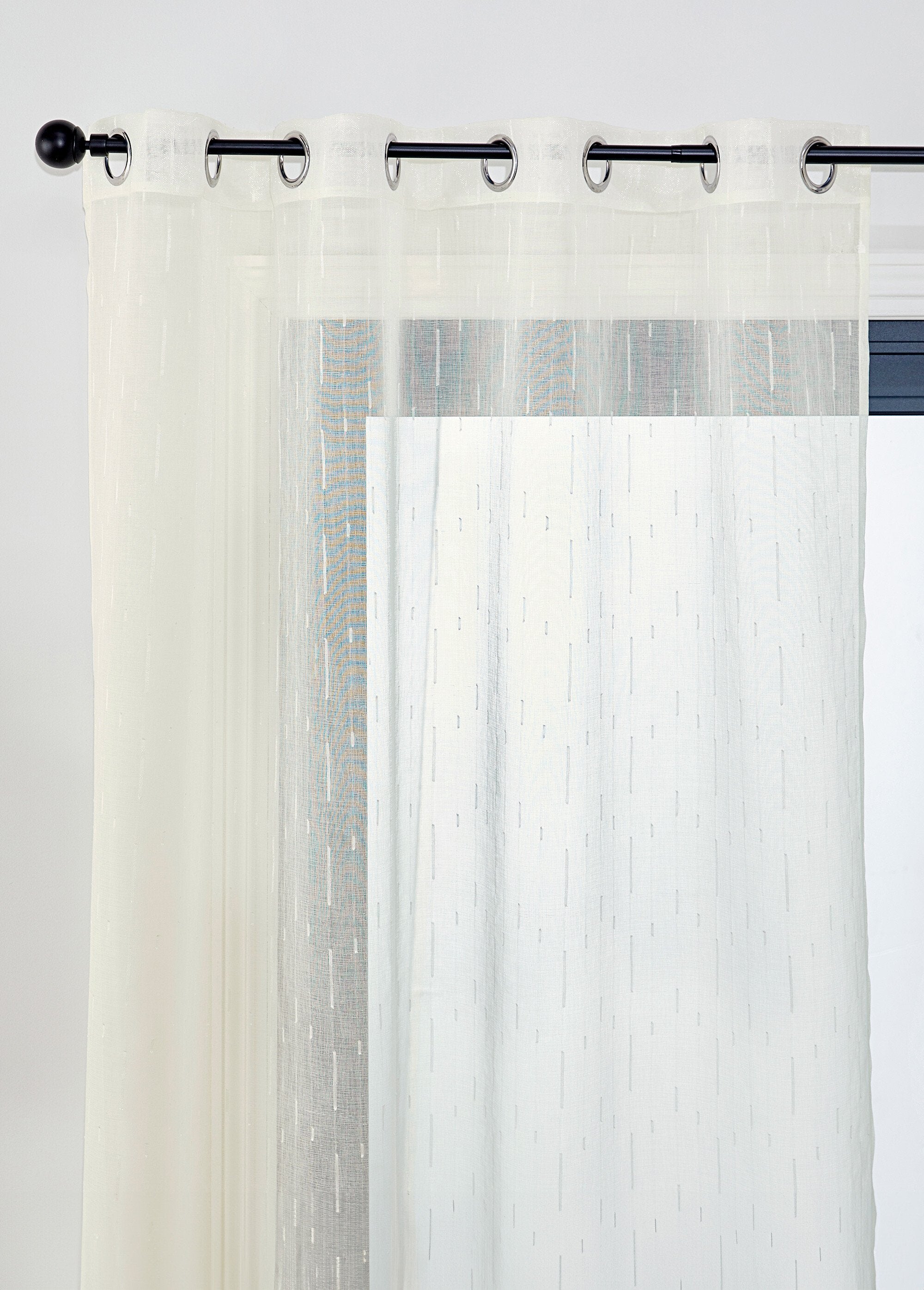 Panel_de_lino_con_hilos_cortados_y_acabado_de_ojales._Marfil_FA1_slim