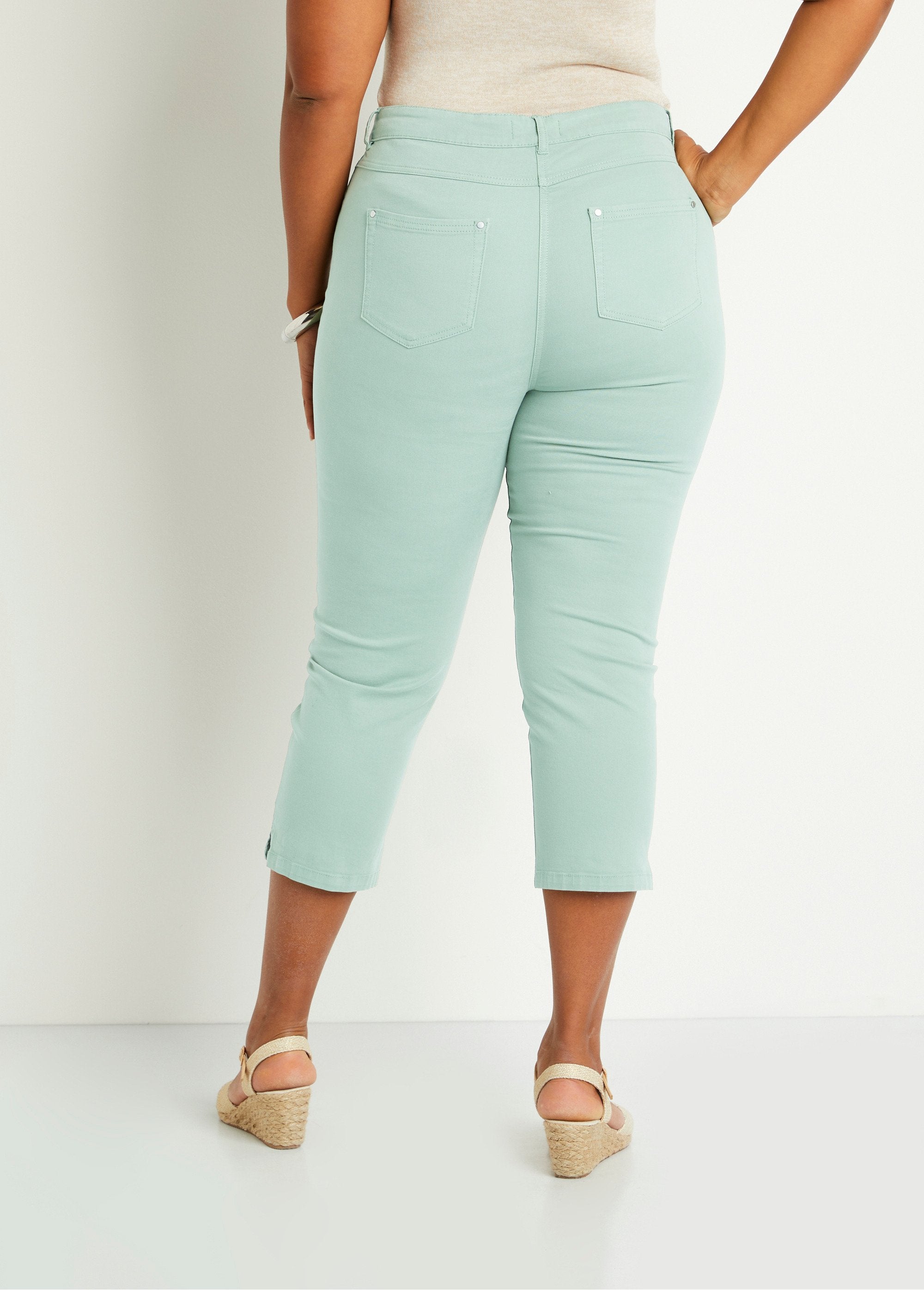 Pantalón_cropped_con_cinturón_elástico_y_5_bolsillos_verde_agua_DO1_curvy