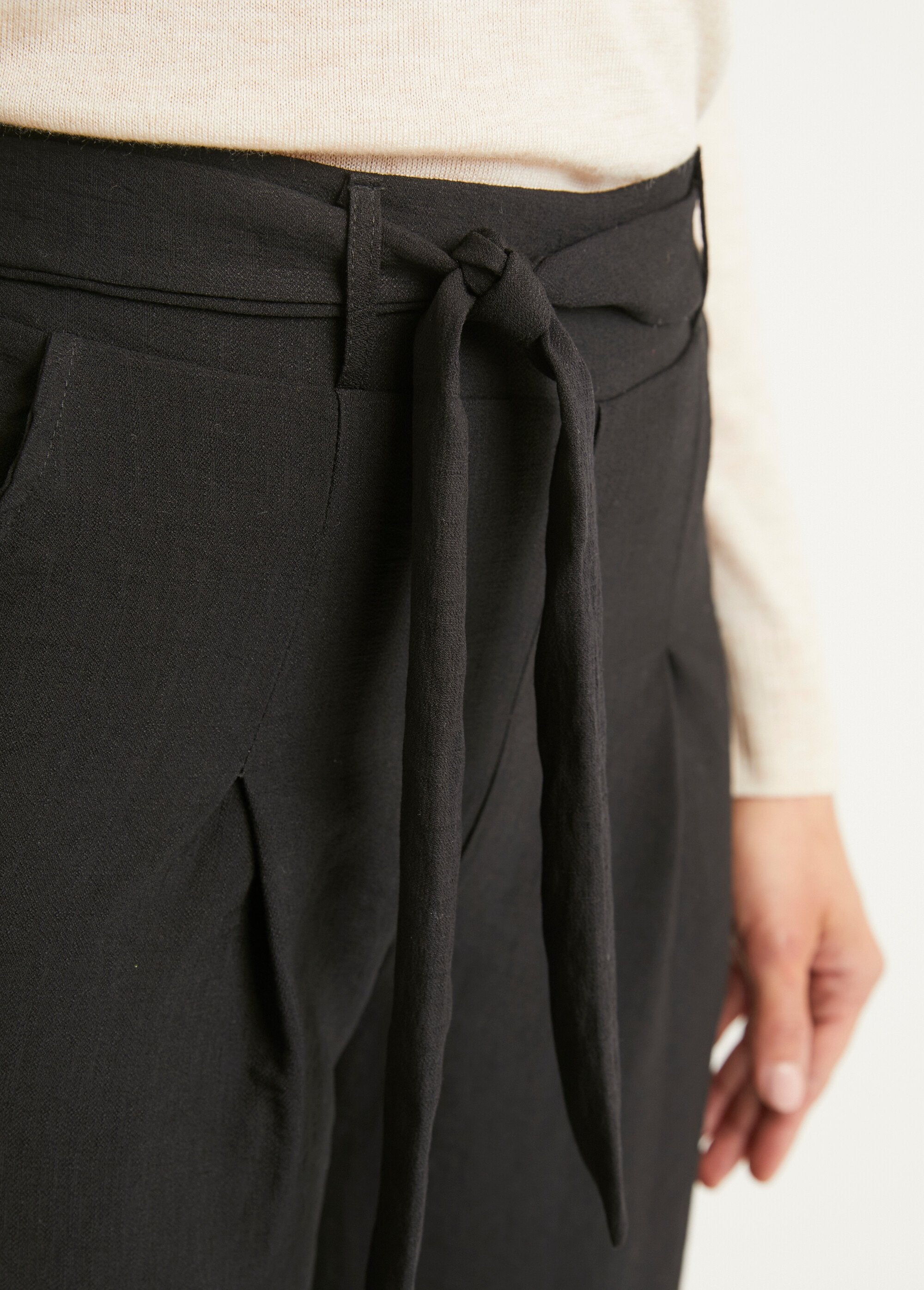 Pantalón_cropped_en_tejido_efecto_lino_Negro_DE2_slim