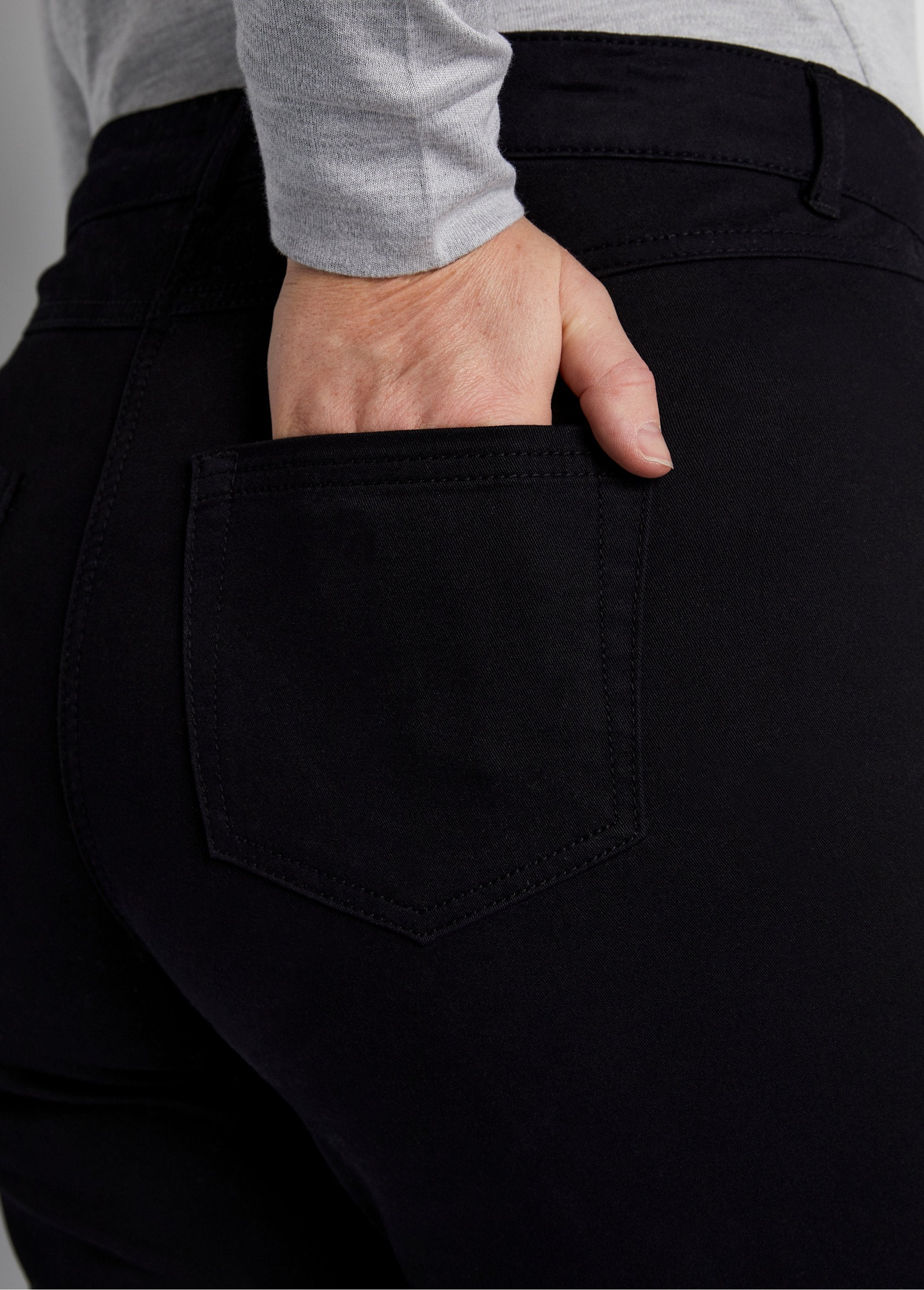 Pantalón_recto_de_cinco_bolsillos_de_algodón_elástico_Negro_DE1_curvy