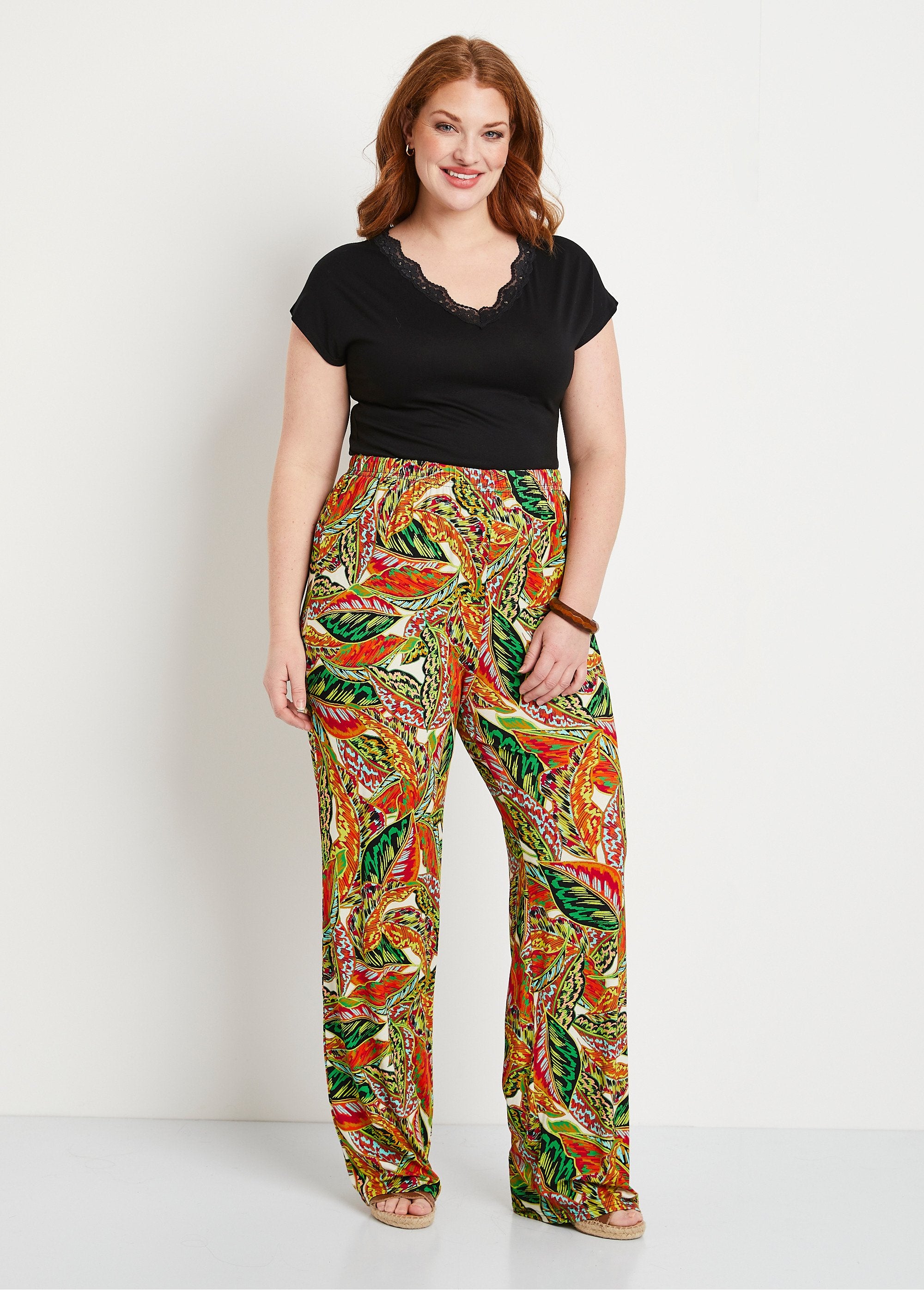 Pantalones_con_estampado_de_follaje_y_cinturilla_elástica_Verde_y_rojo_SF1_curvy