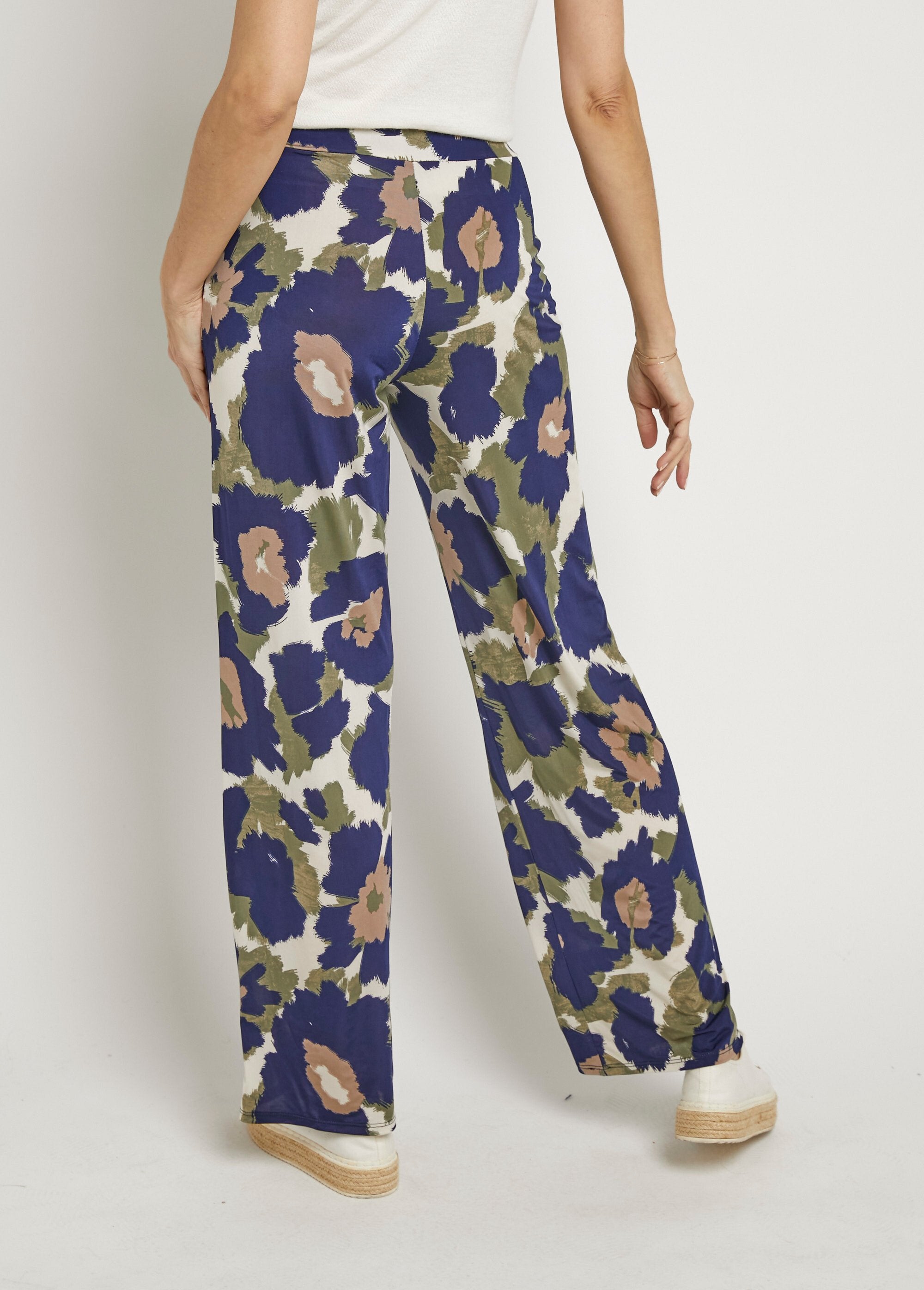 Pantalones_elásticos_fluidos_con_estampado_floral_elegante_Azul_marino_y_caqui_DO1_slim