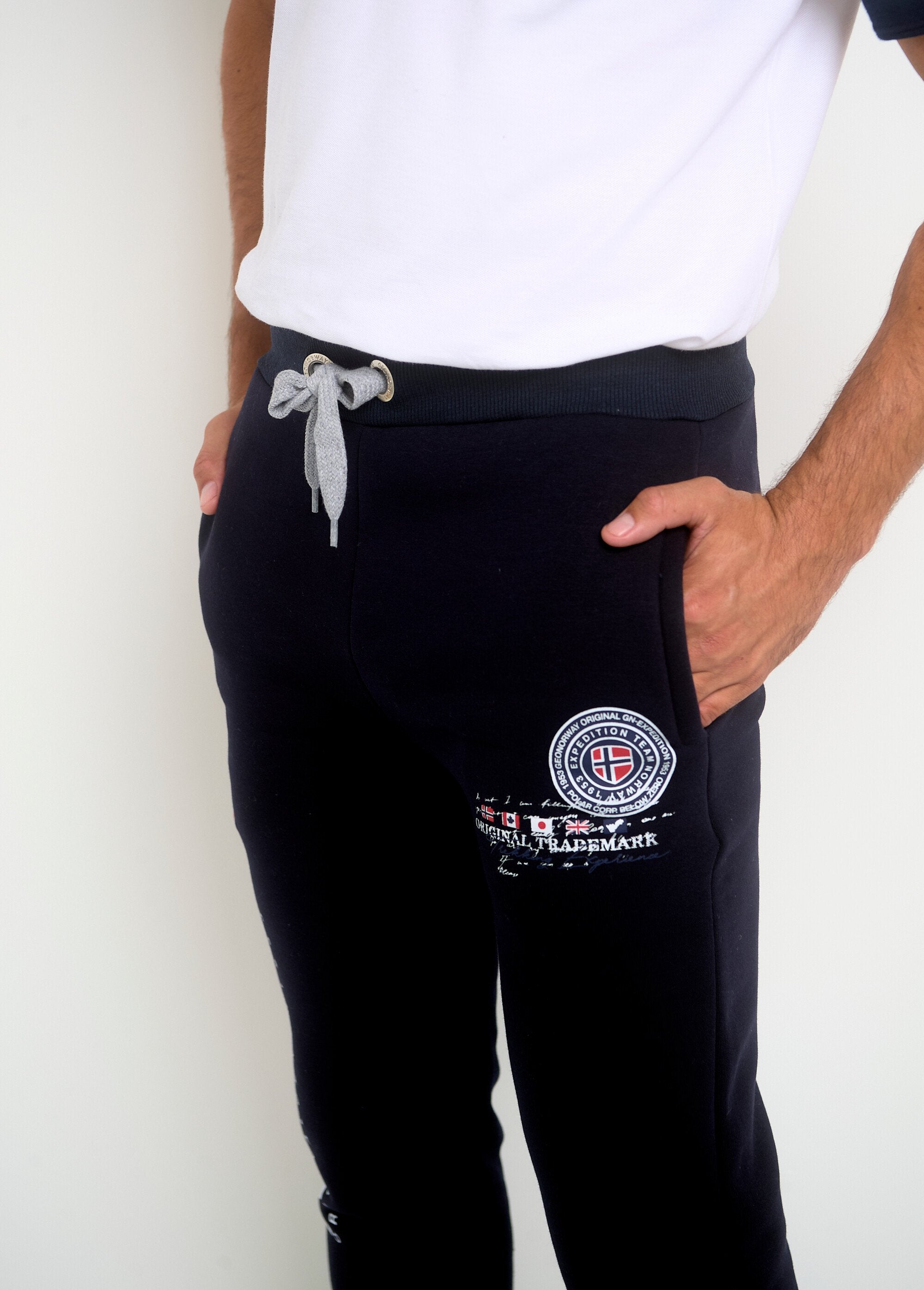 Pantalones_de_jogging_con_piernas_y_bajos_ajustados_Marina_DE1_slim