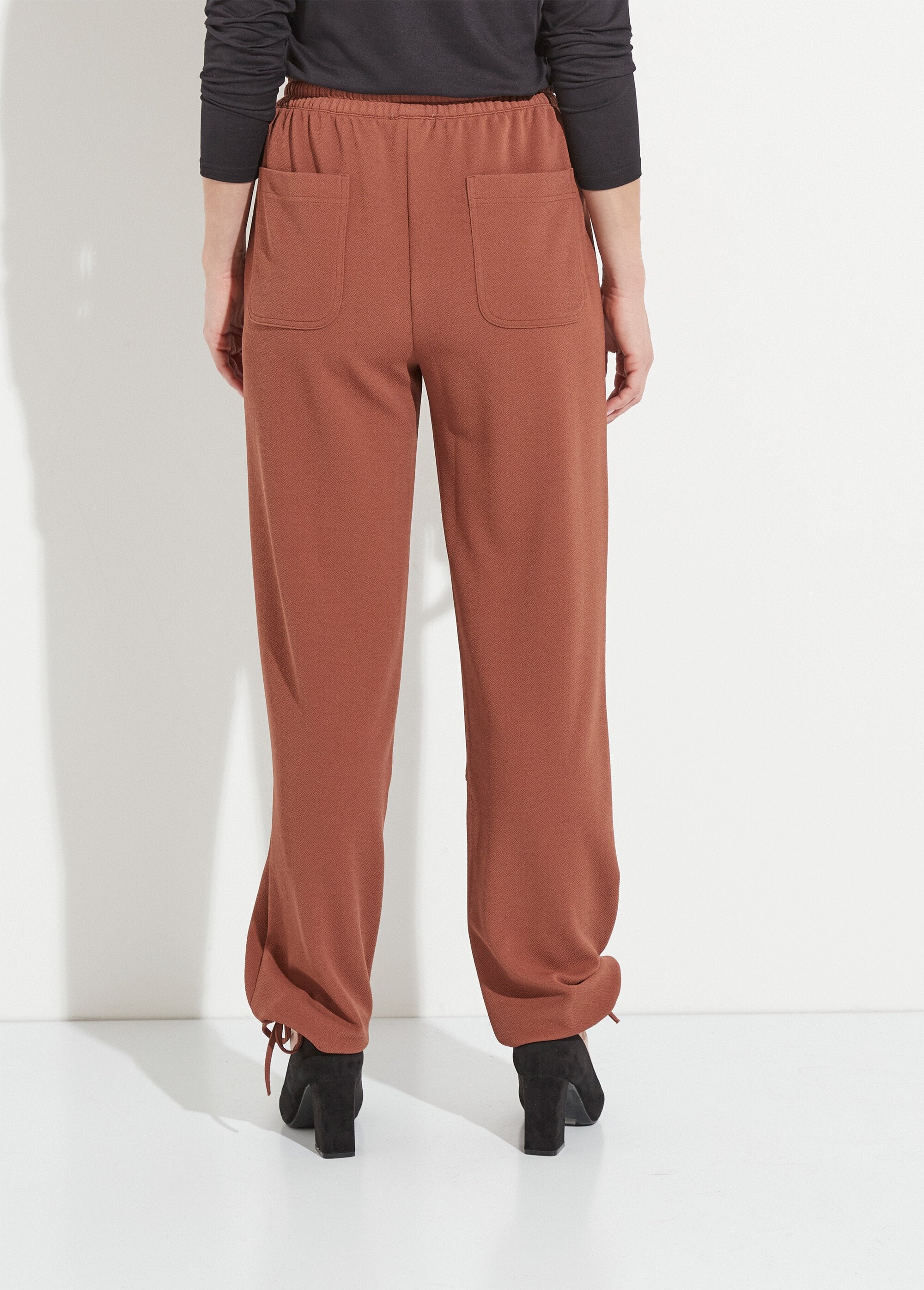 Pantalón_de_cinturilla_elástica_ancha_en_punto_crepé_liso_Castaño_DO1_slim