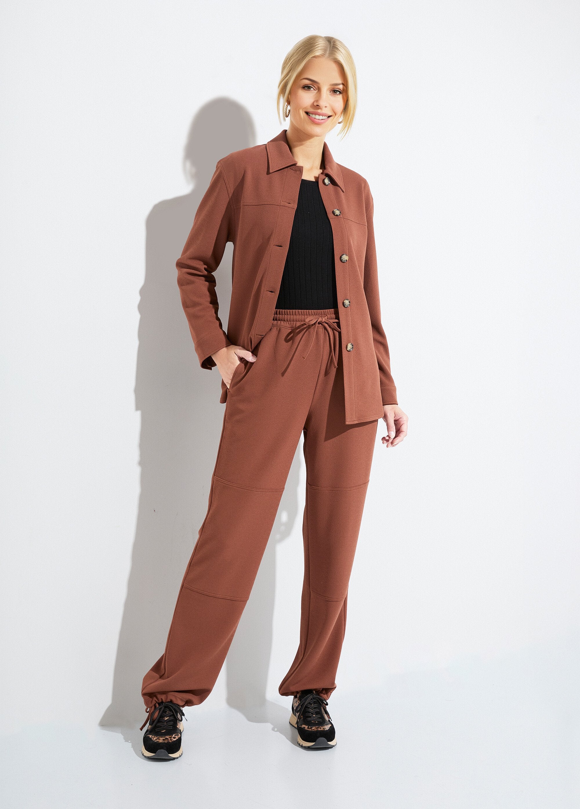 Pantalón_de_cinturilla_elástica_ancha_en_punto_crepé_liso_Castaño_SF1_slim