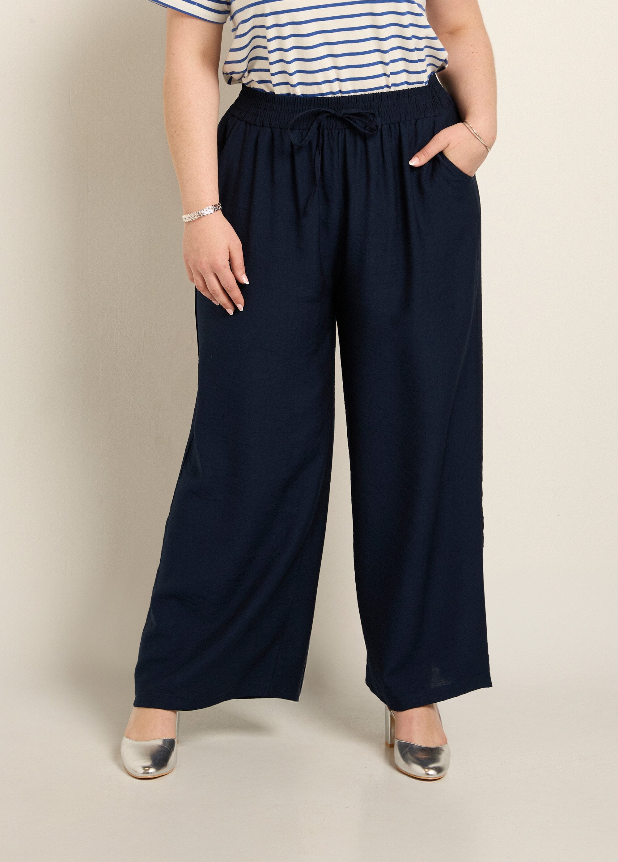 Pantalón_de_cintura_elástica_ancha,_liso._Marina_FA1_curvy