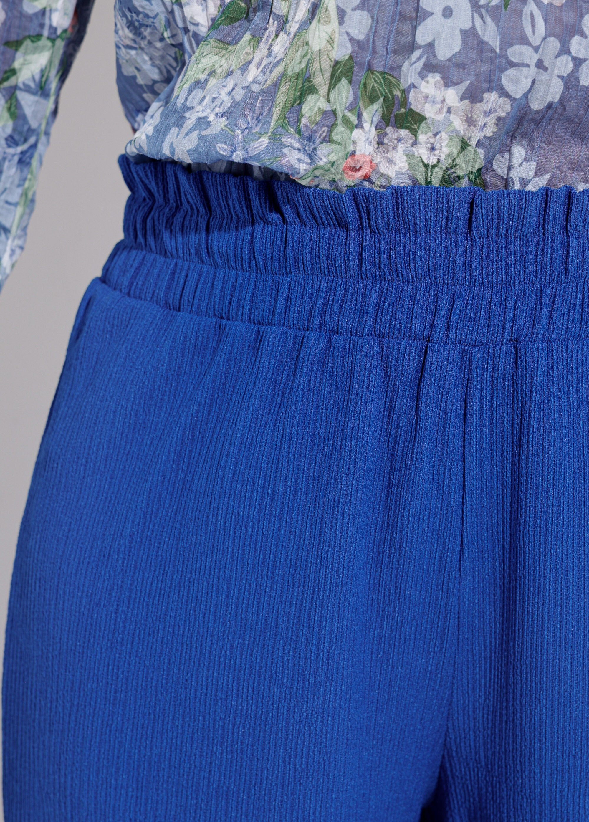 Pantalón_verde_con_cinturilla_elástica_ancha_y_malla_en_relieve_azul_duro_DE1_slim