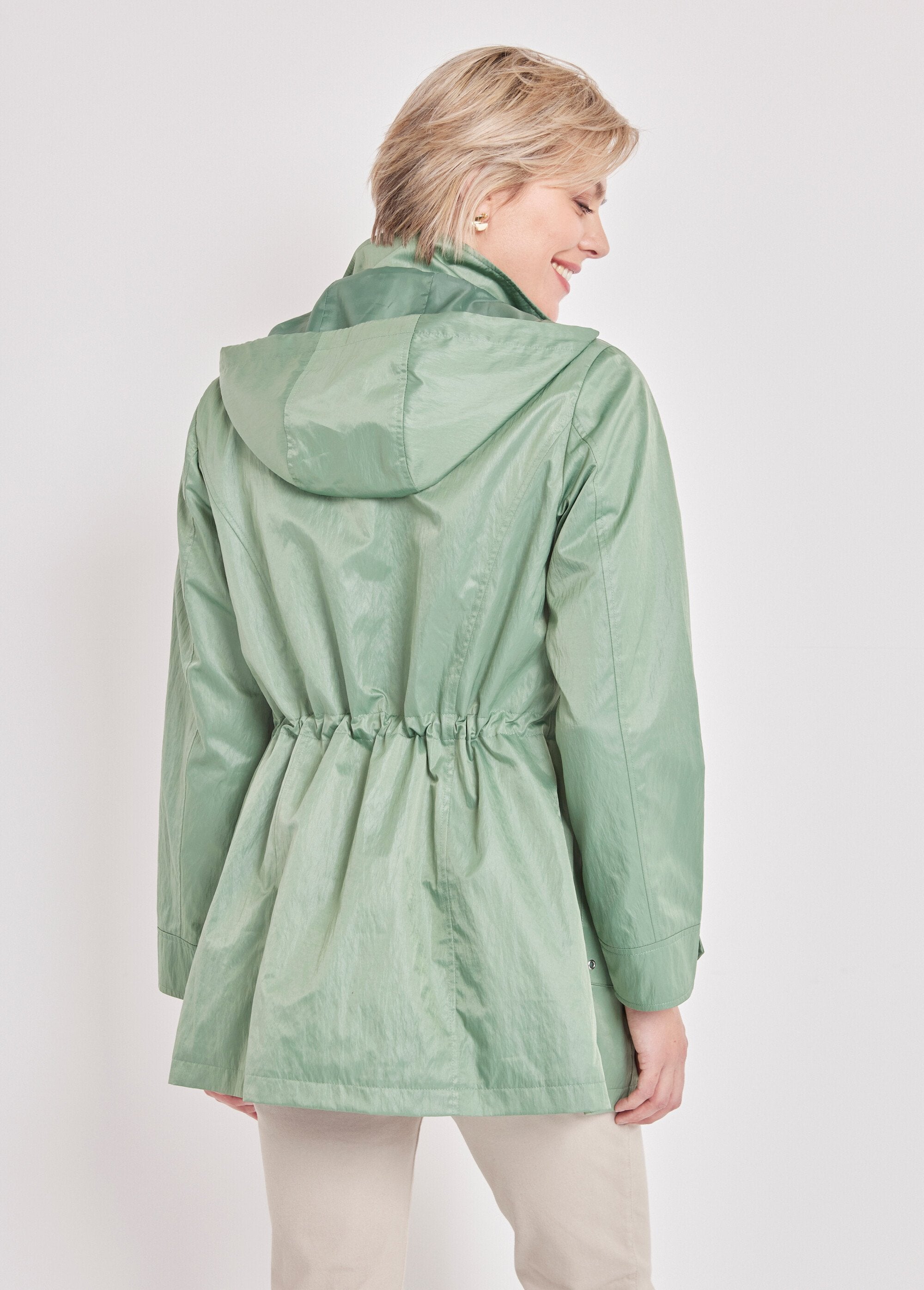 Parka_con_cremallera_y_botones_automáticos_verde_almendra_DO1_slim