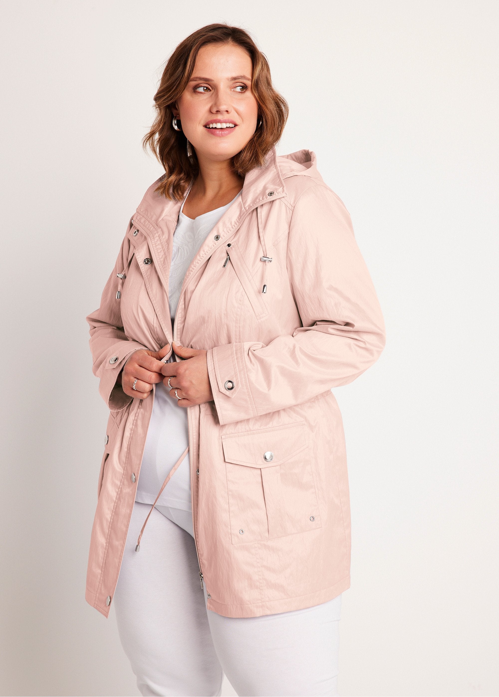 Parka_con_cremallera_y_botones_automáticos_rosa_nude_FA1_curvy