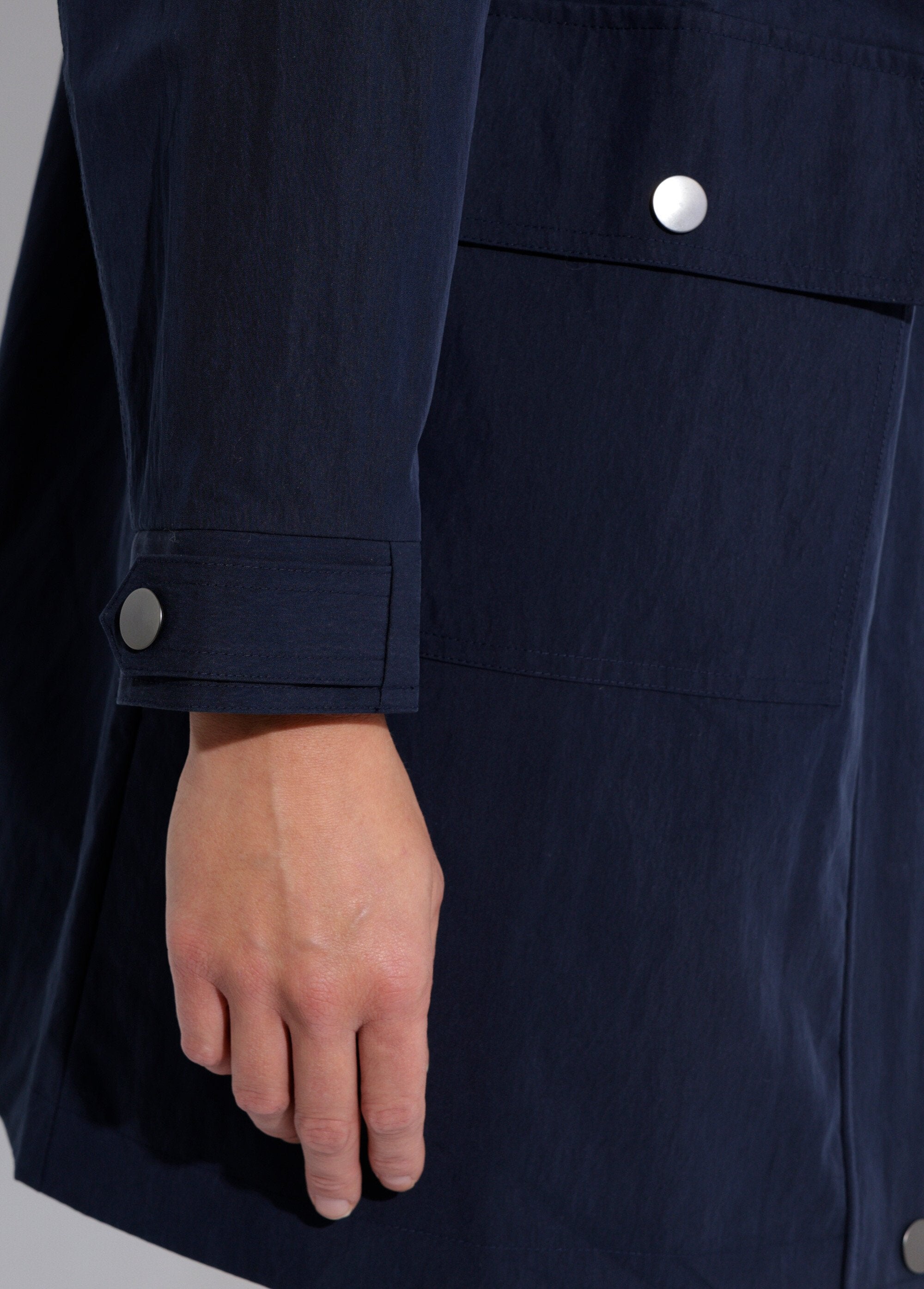 Parka_impermeable_con_cremallera_y_botones_a_presión_en_la_capucha_Marina_DE1_slim