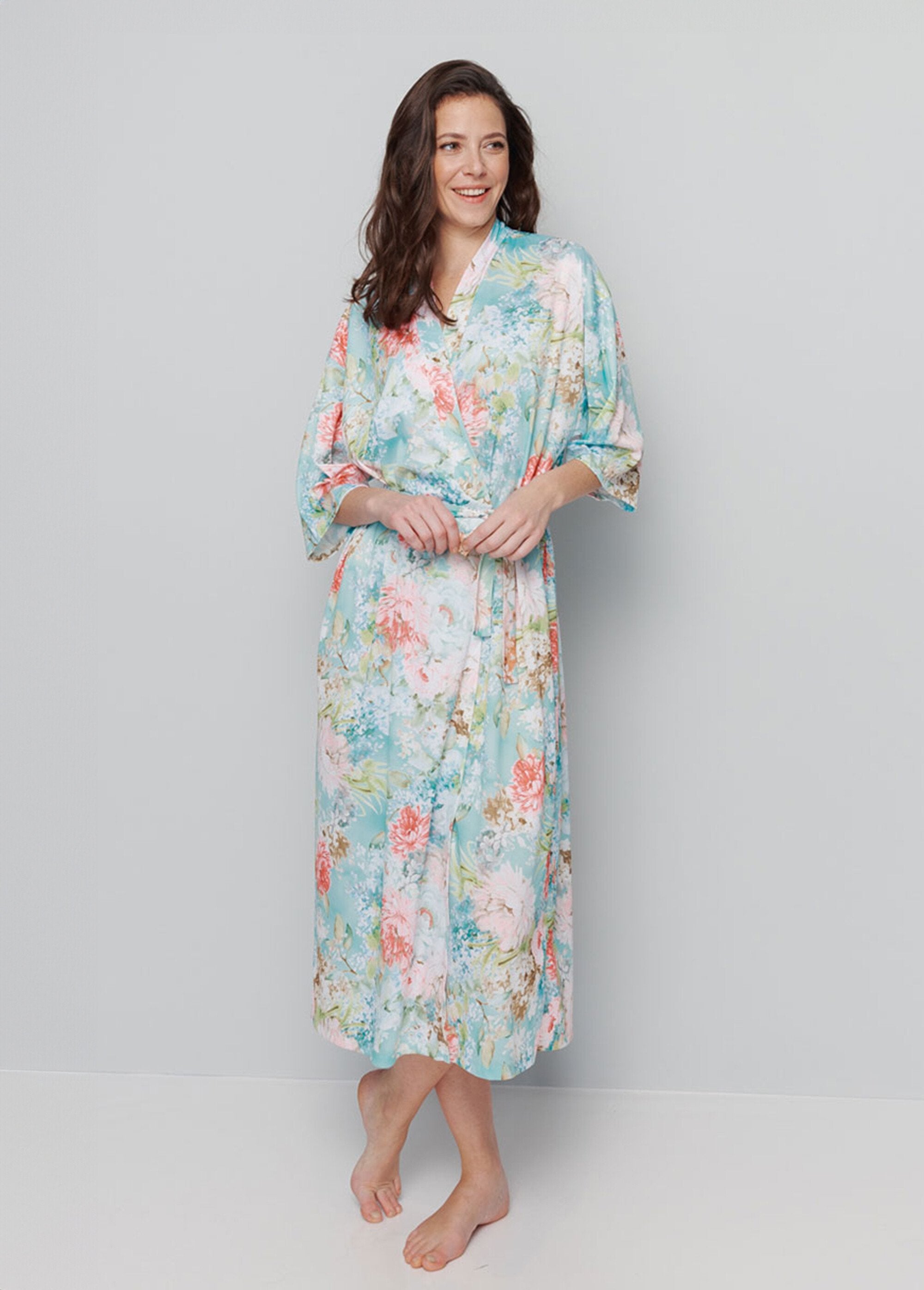 Albornoz_kimono_satén_fluido_flores_Fondo_de_menta_FA1_slim