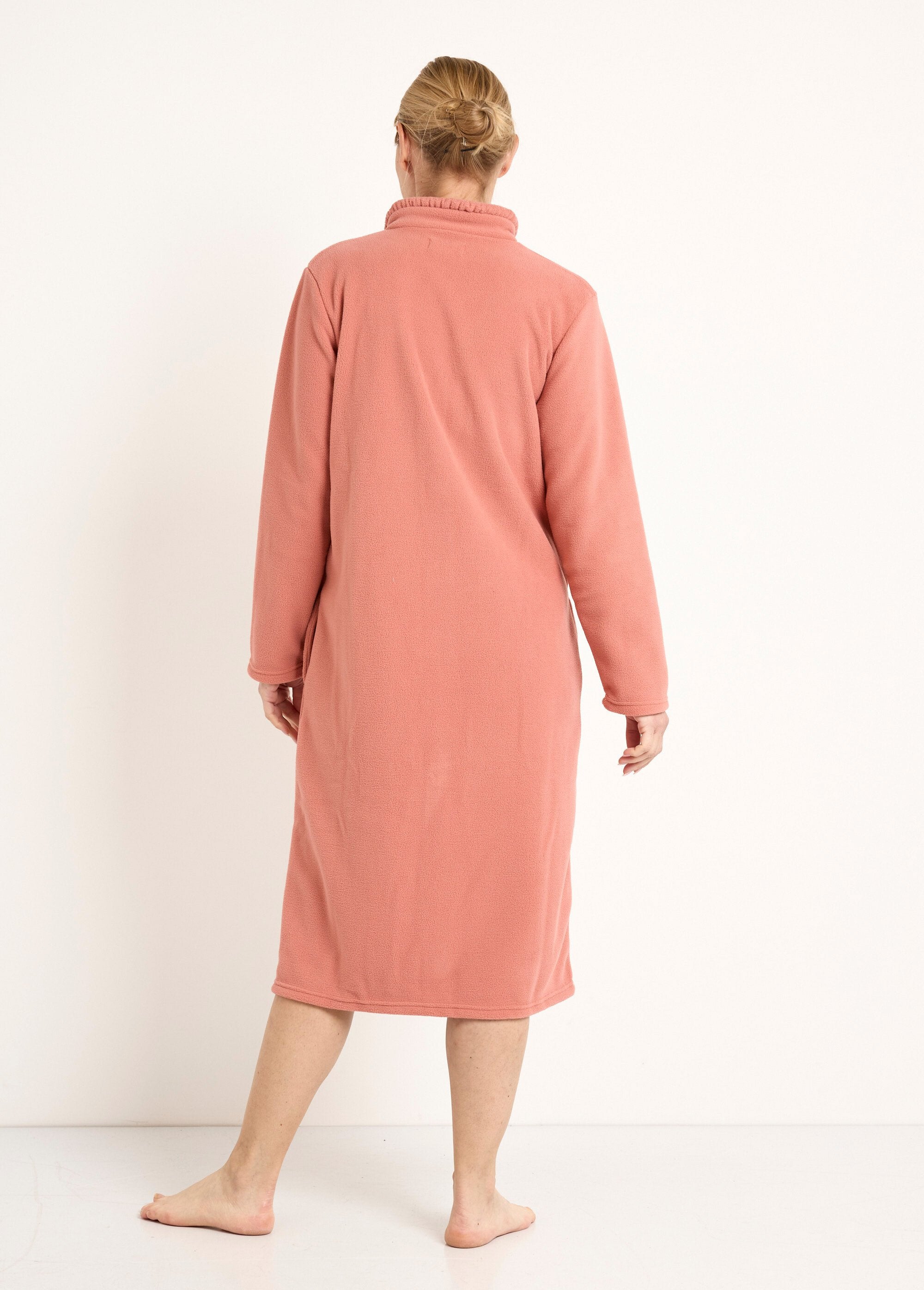 Albornoz_de_felpa_abotonado_con_cuello_alto,_largo_115_cm_Terracota_DO1_slim