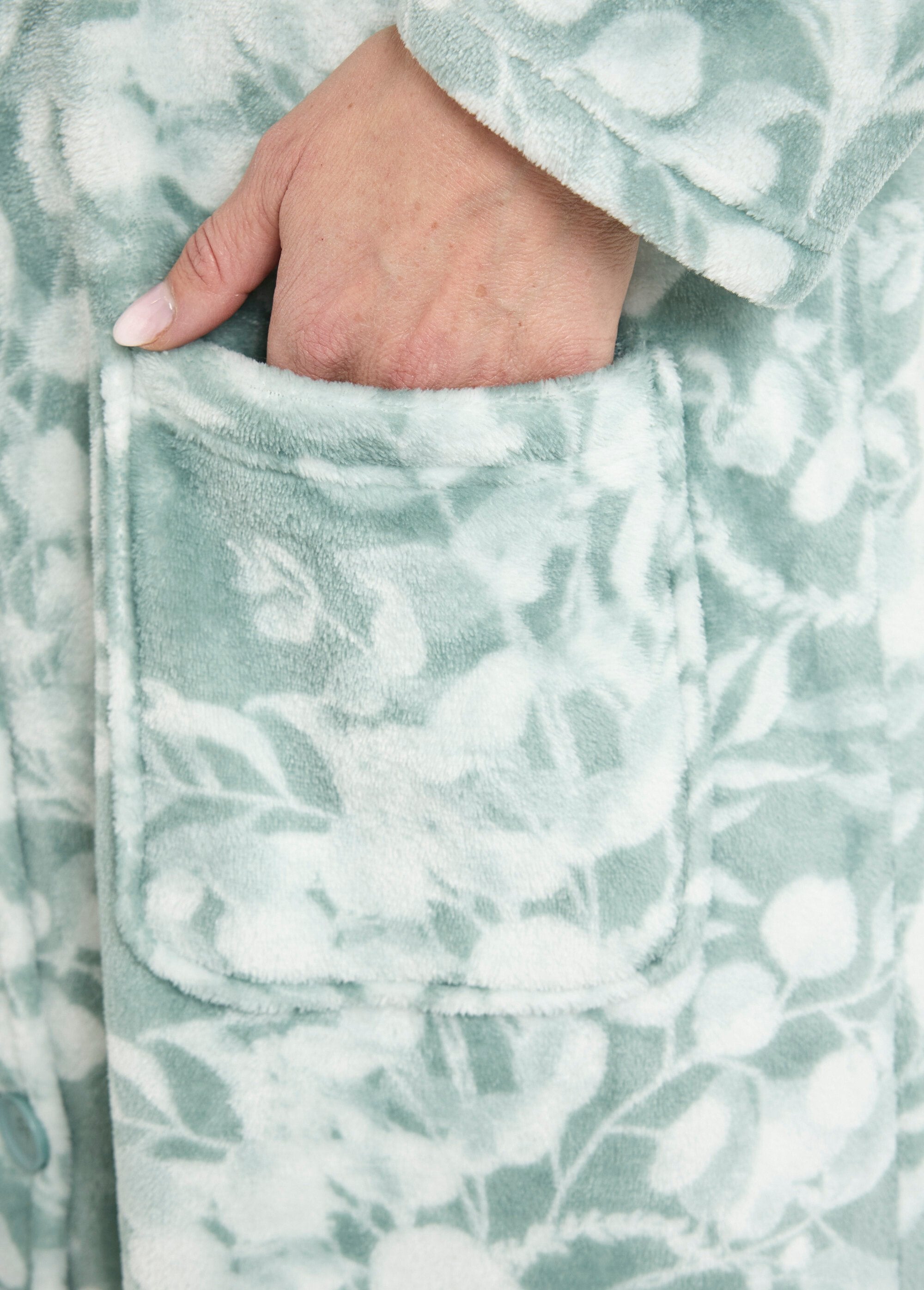 Albornoz_de_felpa_estampada_con_tacto_afelpado,_largo_115_cm_Estampado_verde_DE2_slim
