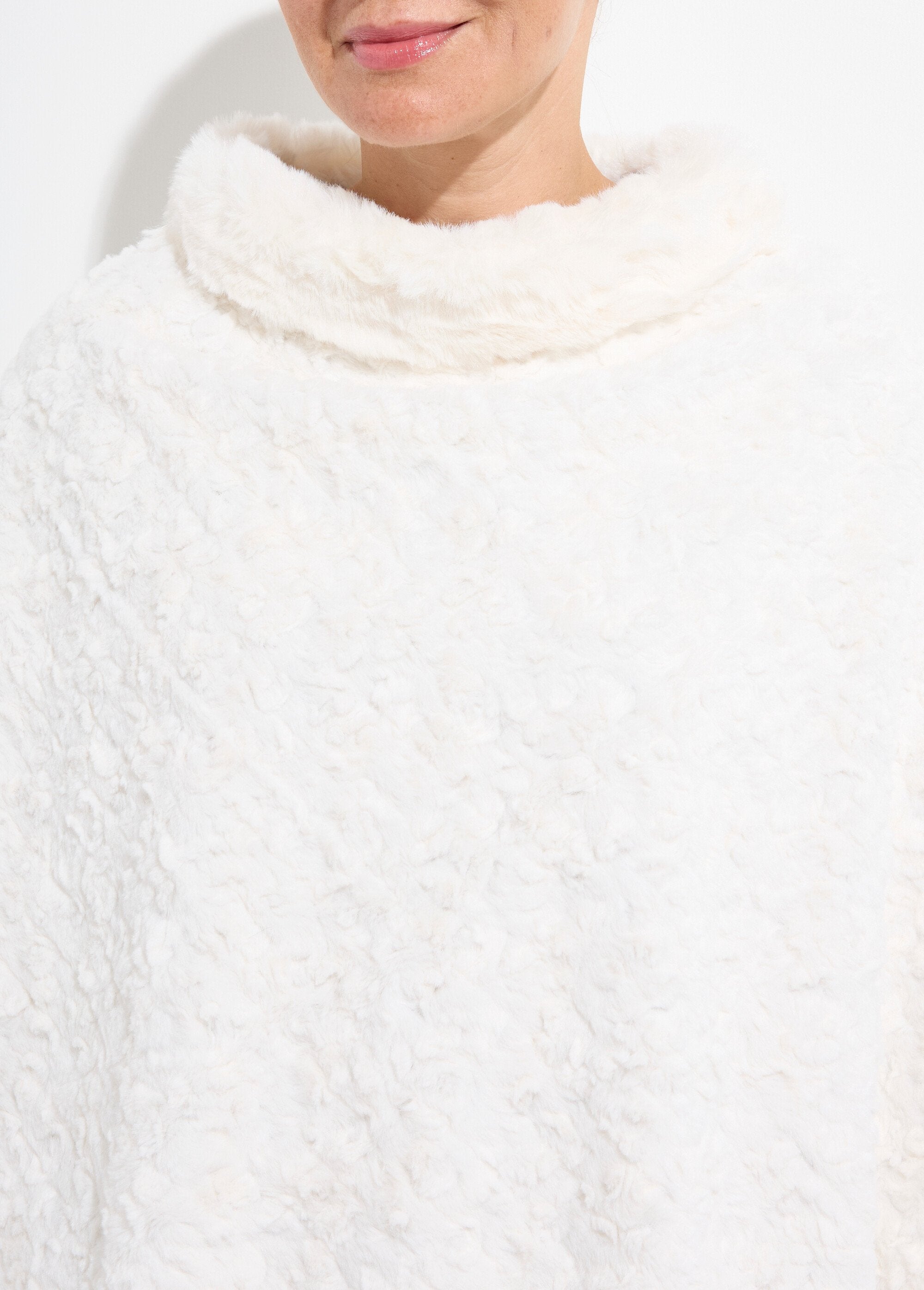 Poncho_de_cuello_alto_de_polar_estilo_sherpa_Crudo_DE1_slim