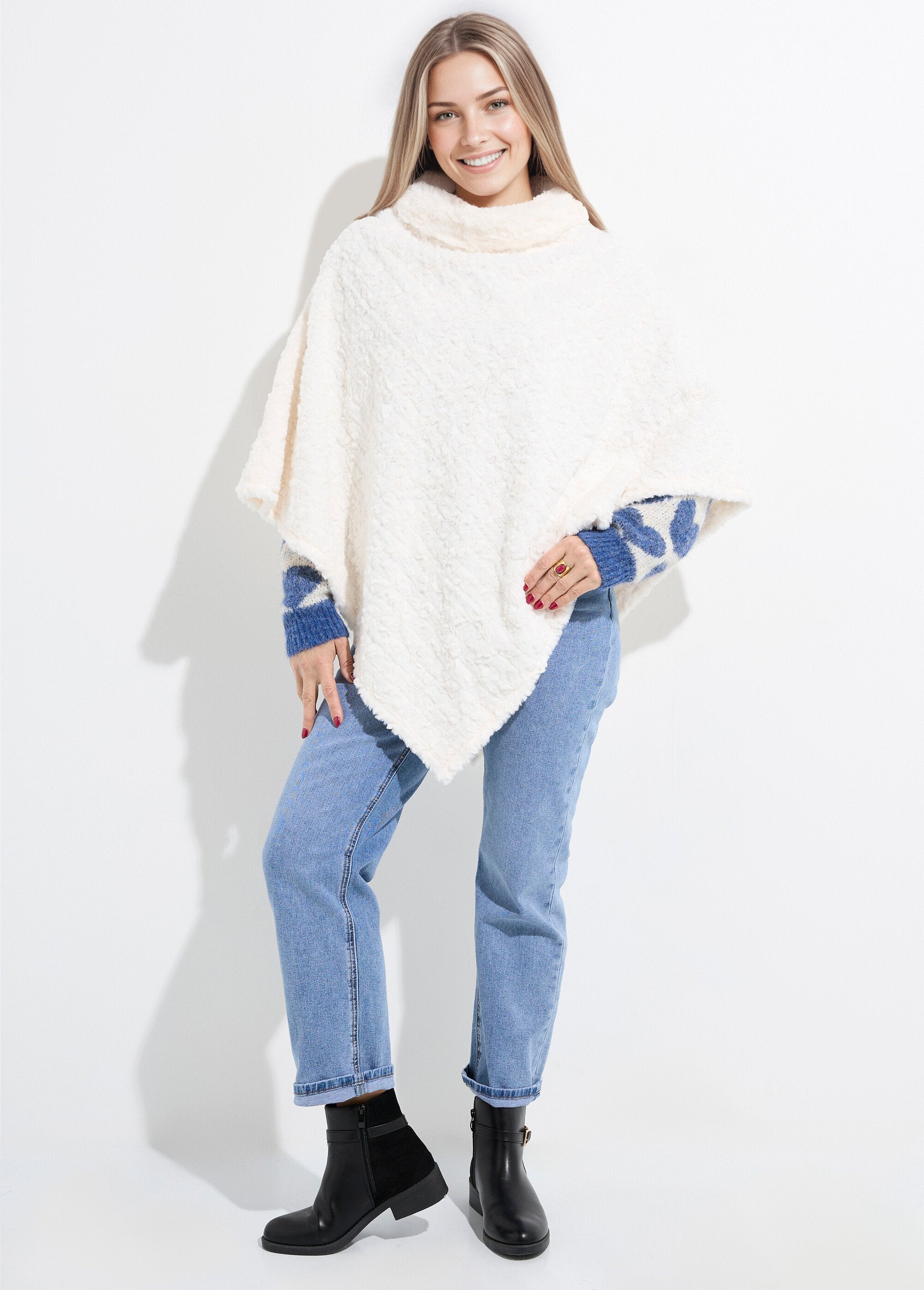 Poncho_de_cuello_alto_de_polar_estilo_sherpa_Crudo_SF1_slim