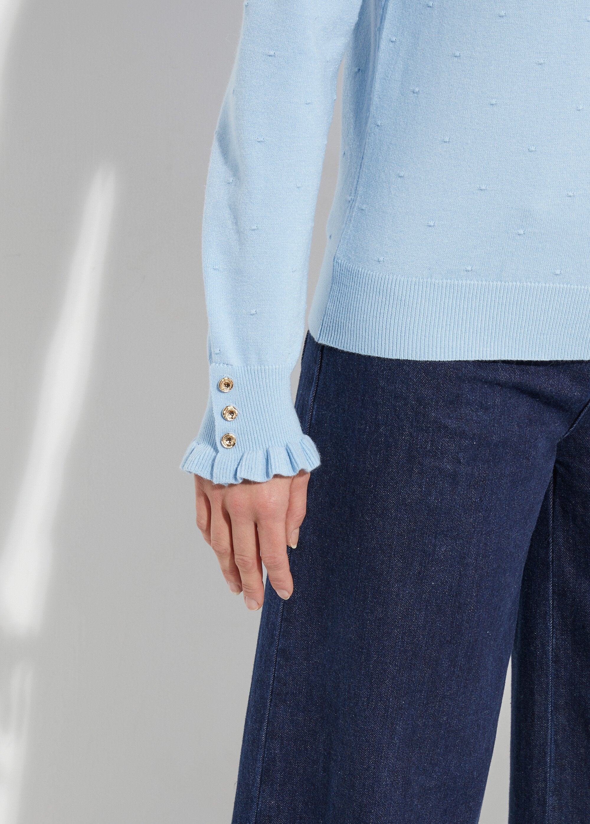 Suéter_plisado_de_cuello_alto_con_punto_suizo_de_lunares_Cielo_DE1_slim