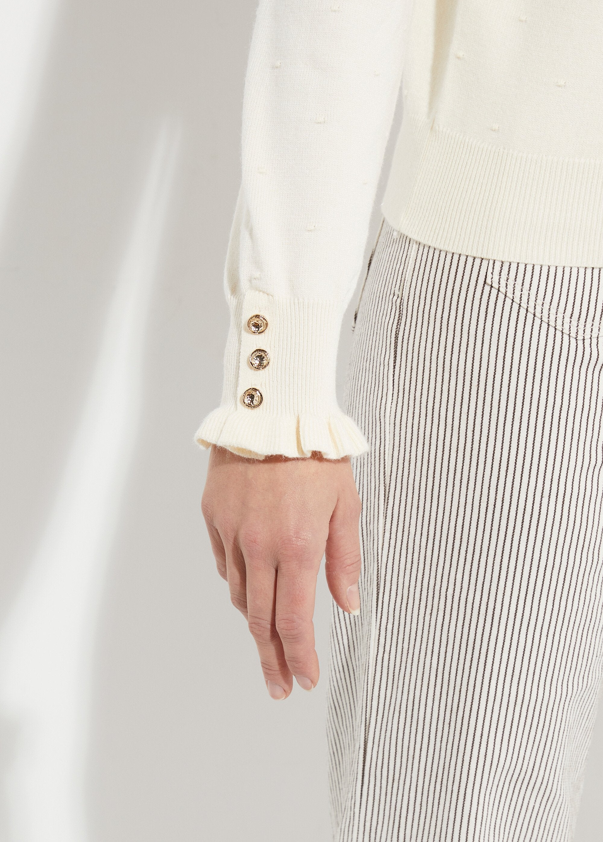 Suéter_plisado_de_cuello_alto_con_punto_suizo_de_lunares_Beige_DE2_slim