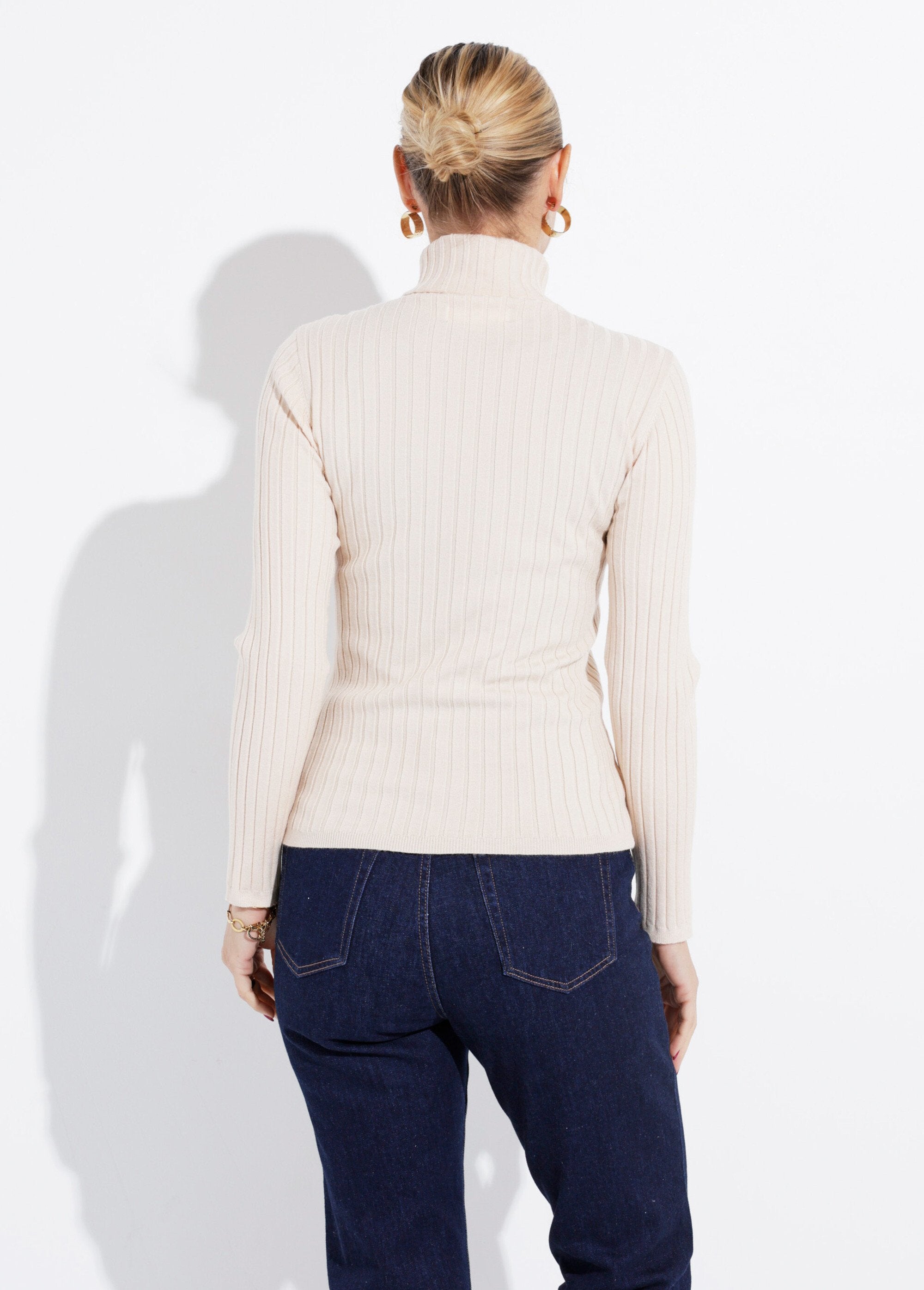 Suéter_fino_de_cuello_alto,_punto_plano._Beige_DO1_slim