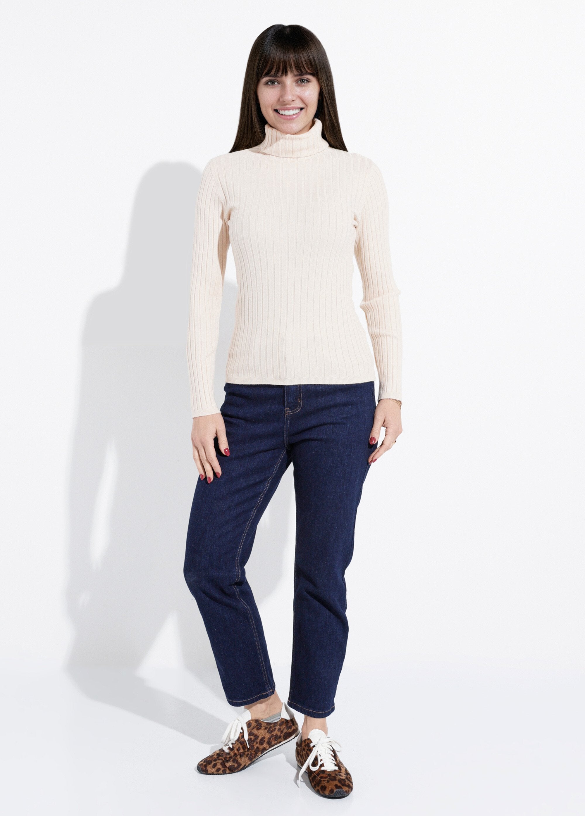 Suéter_fino_de_cuello_alto,_punto_plano._Beige_SF1_slim