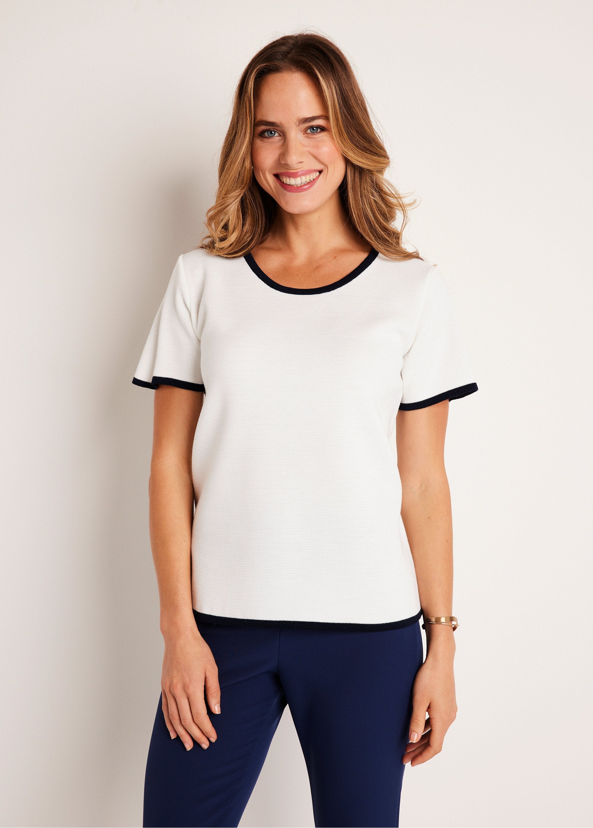 Jersey_corto_bicolor_de_manga_corta_Blanco_y_azul_marino_FA1_slim