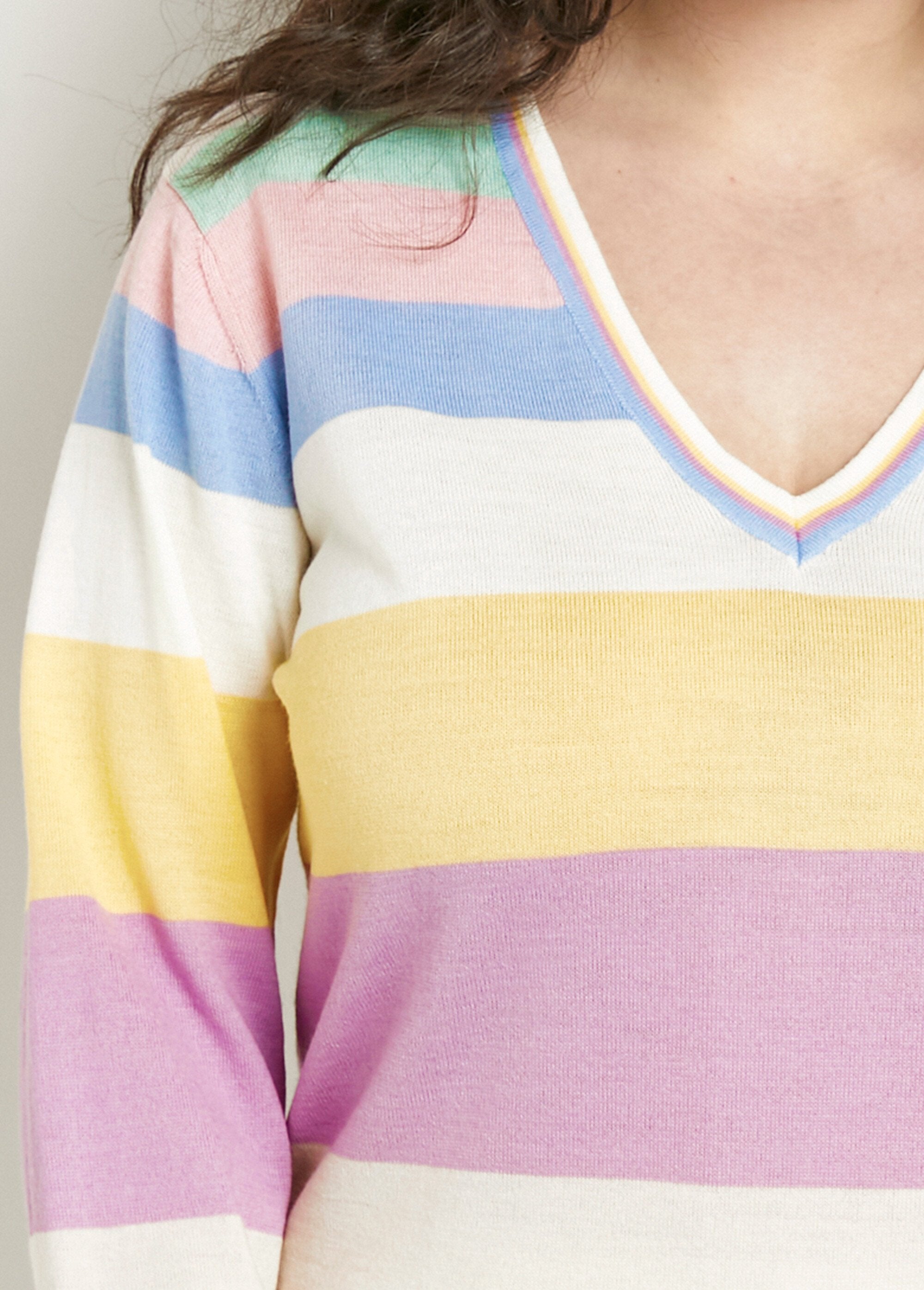 Jersey_de_lana_merino_con_cuello_de_pico_a_rayas_suaves_Multicolor_DE1_curvy