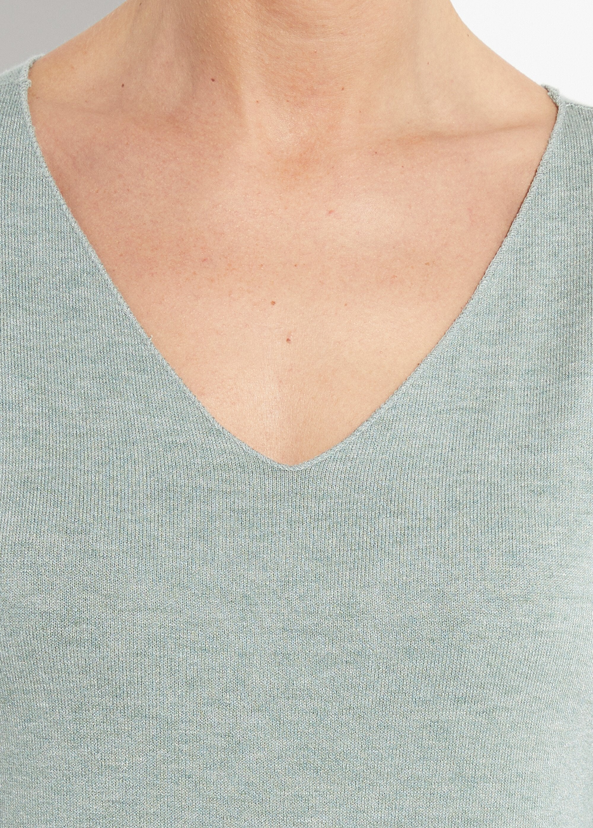 Suéter_fino_de_angora_y_lana,_cuello_en_pico_verde_almendra_DE1_slim