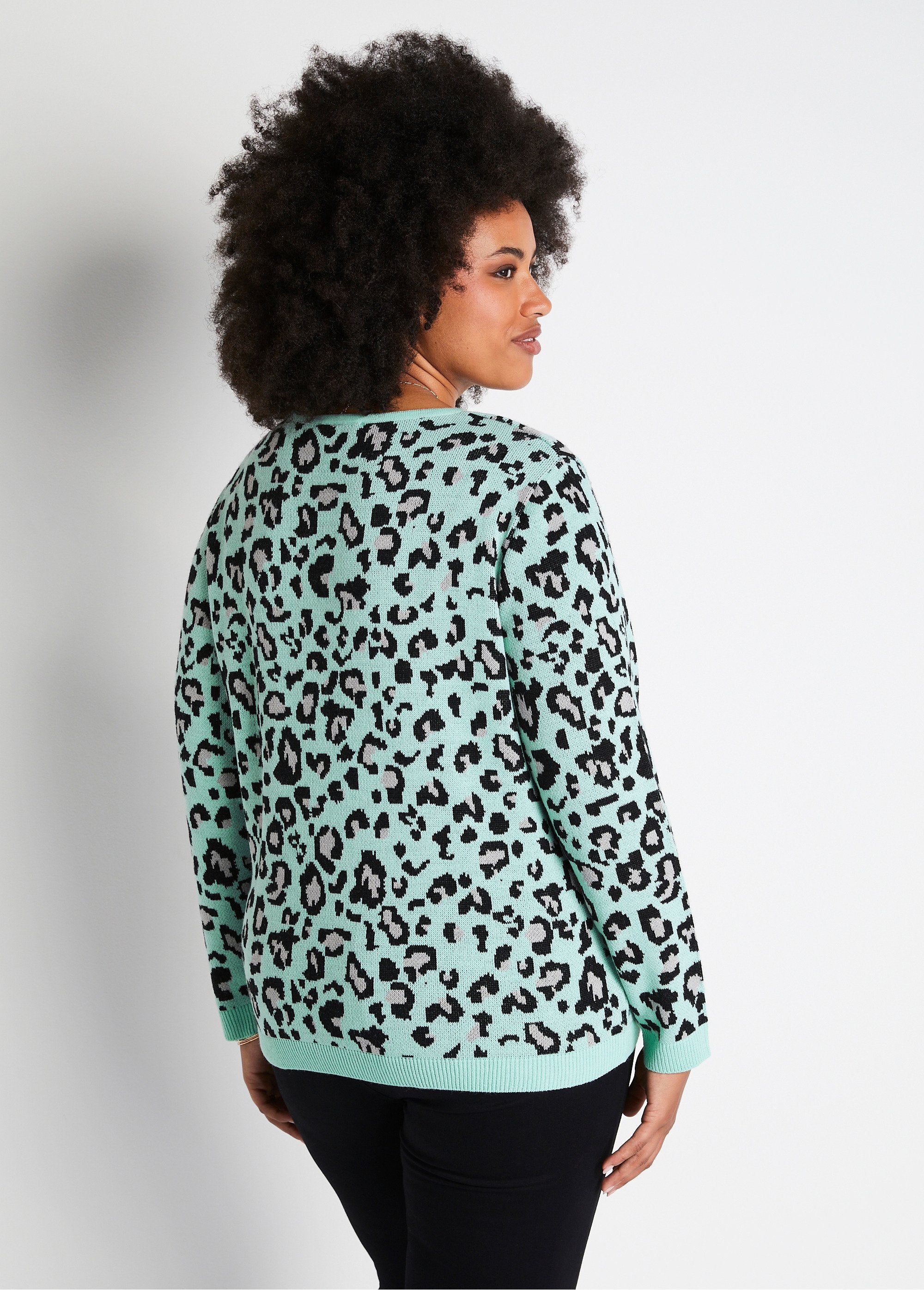 Jersey_jacquard_leopardo_cuello_redondo_ónix_y_negro_DO1_curvy