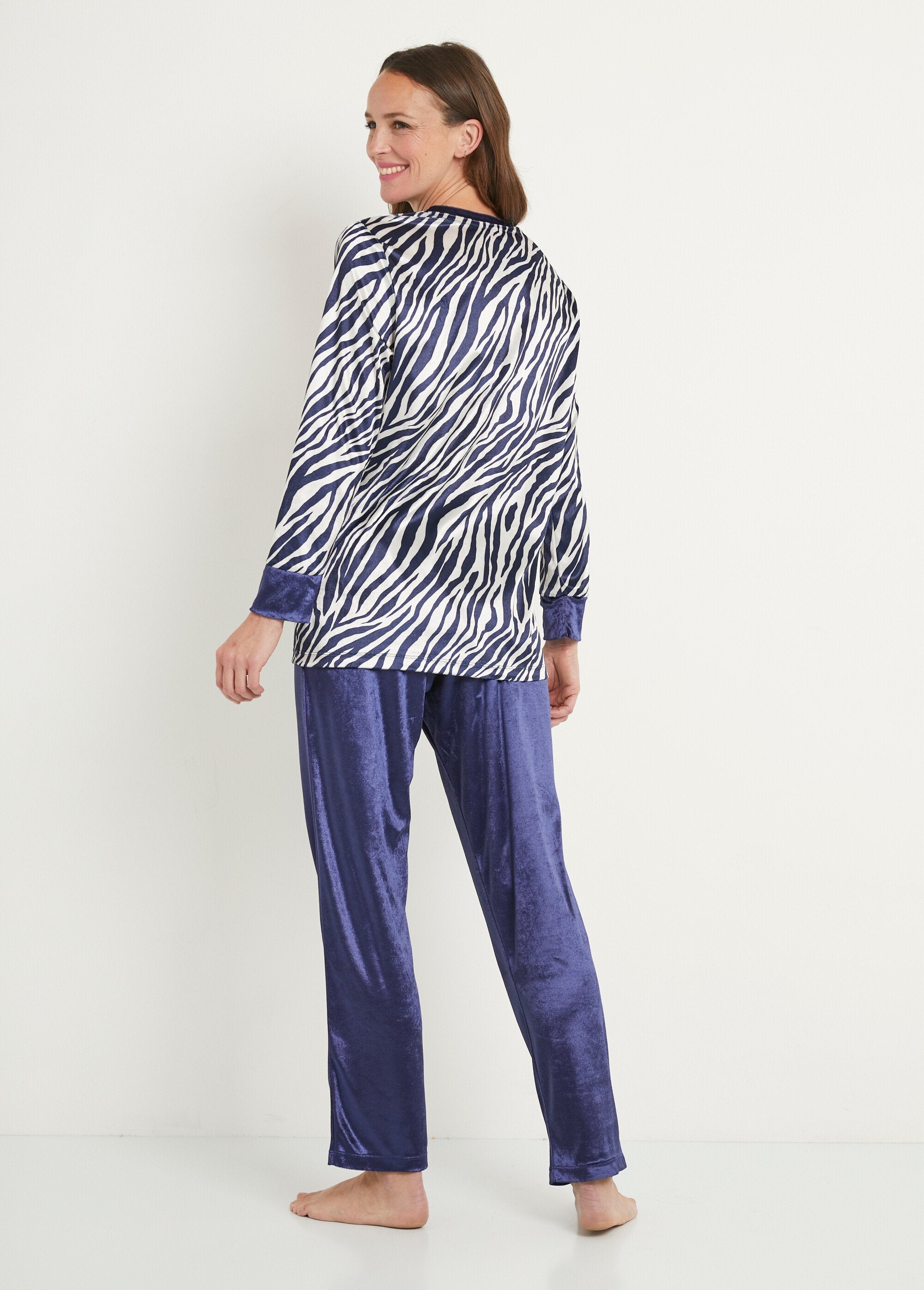 Cálido_pijama_con_cuello_redondo_en_terciopelo_de_piel_de_animal_Estampado_azul_marino_DO1_slim