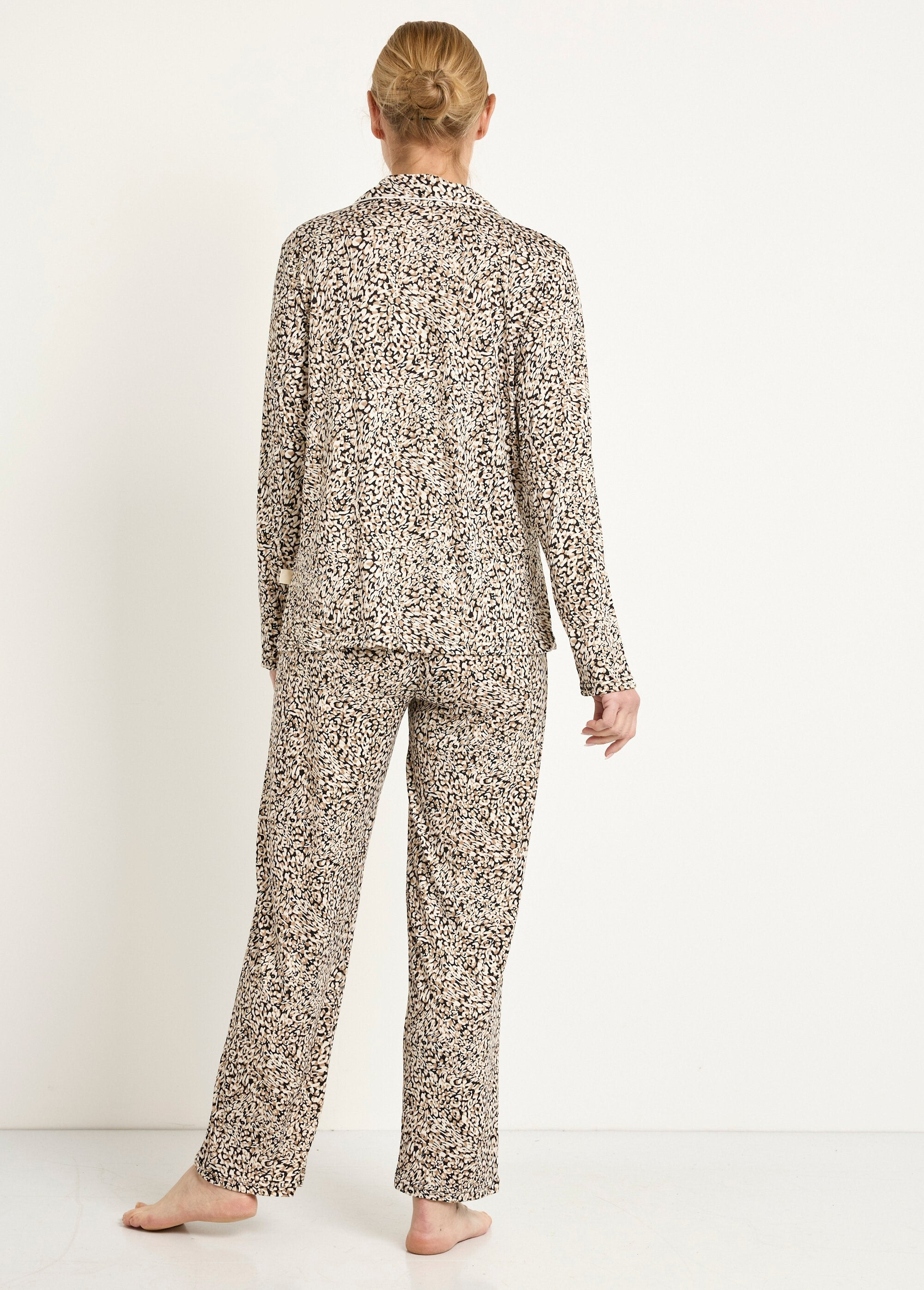 Pijama_de_cuello_sastre_y_manga_larga_Leopardo_DO1_slim