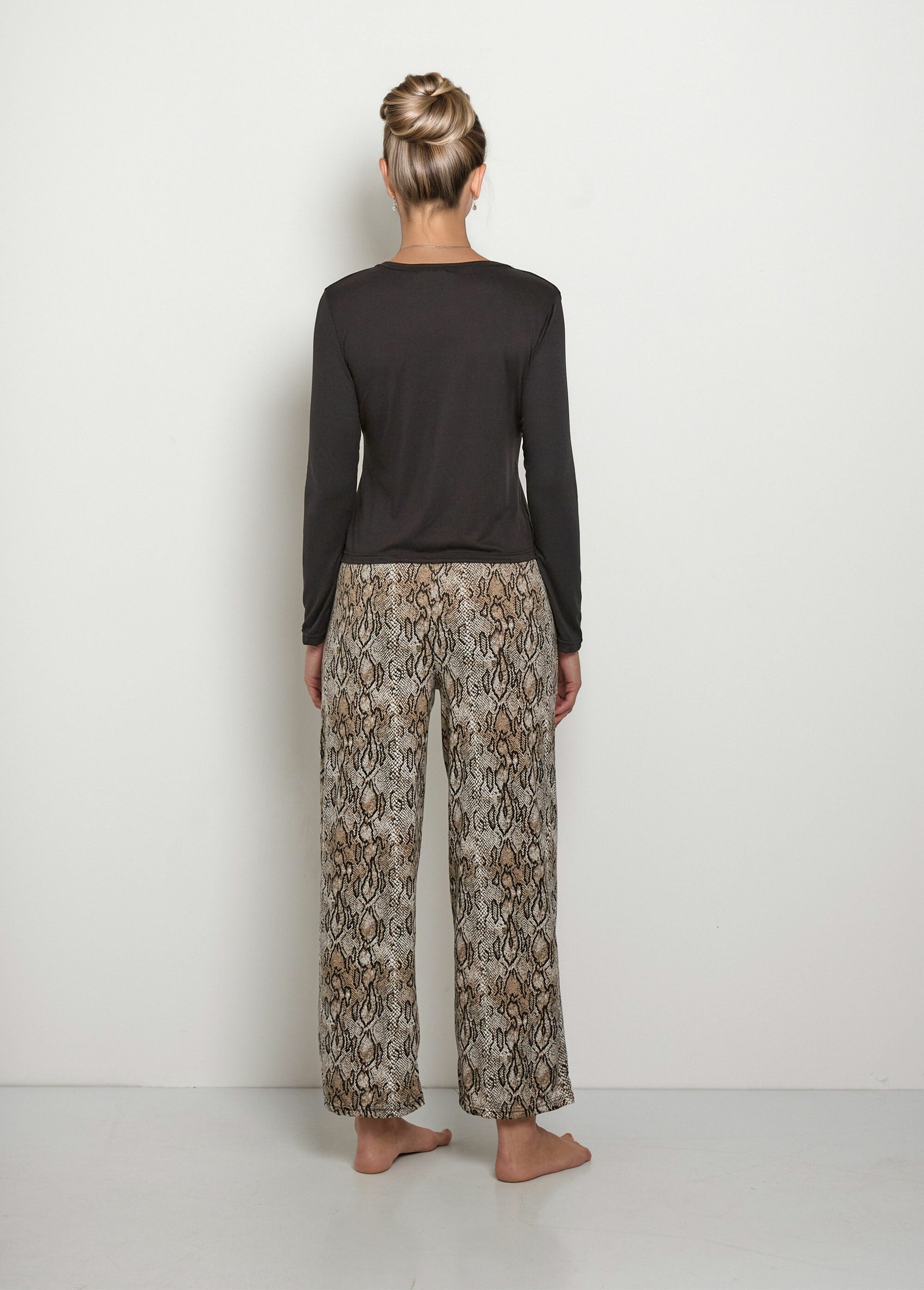 Pijama_de_manga_larga_con_pantalones_estampados_Negro_DO1_slim