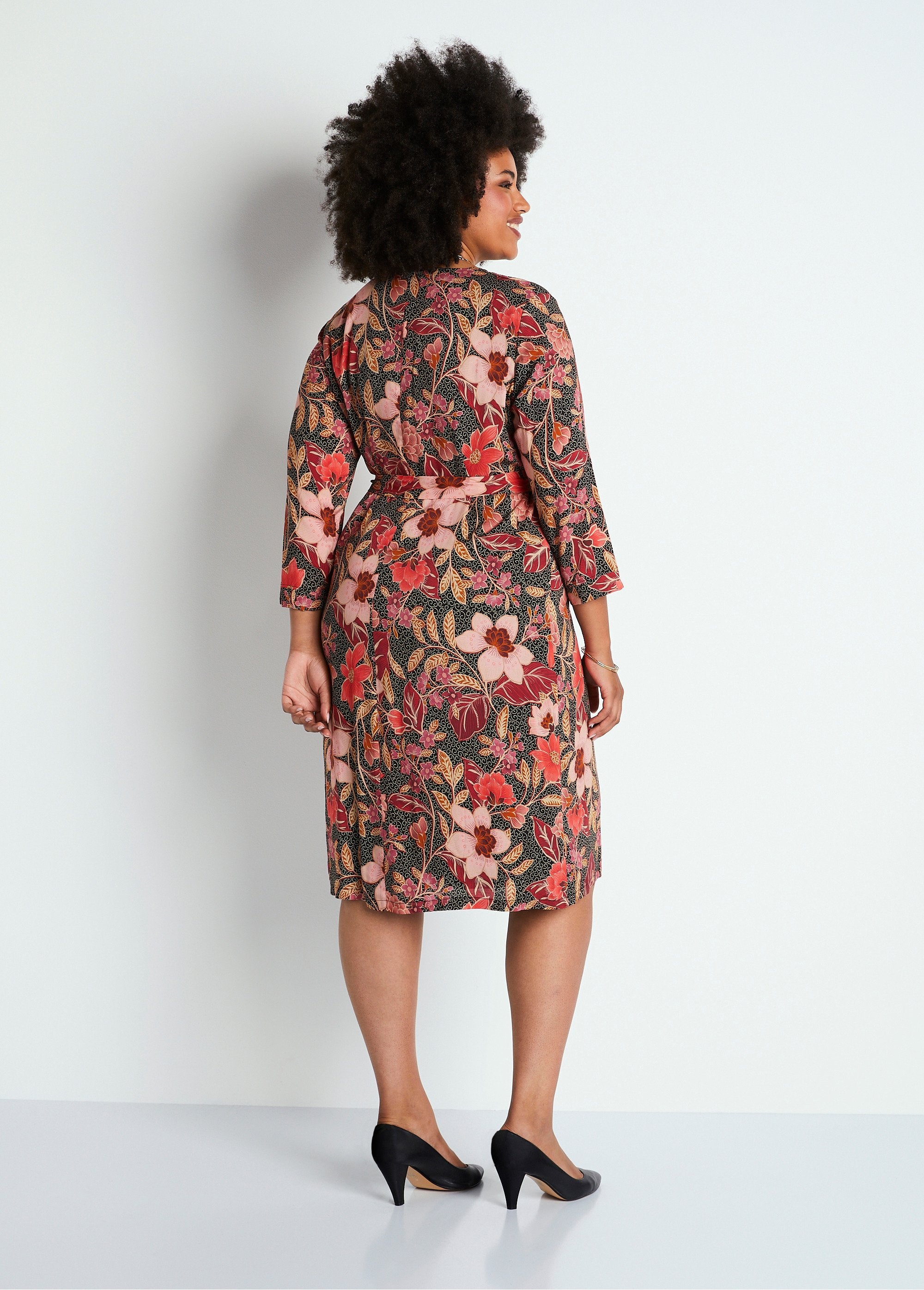 Vestido_corto_suelto_con_estampado_floral._Estampado_coralino_DO1_curvy