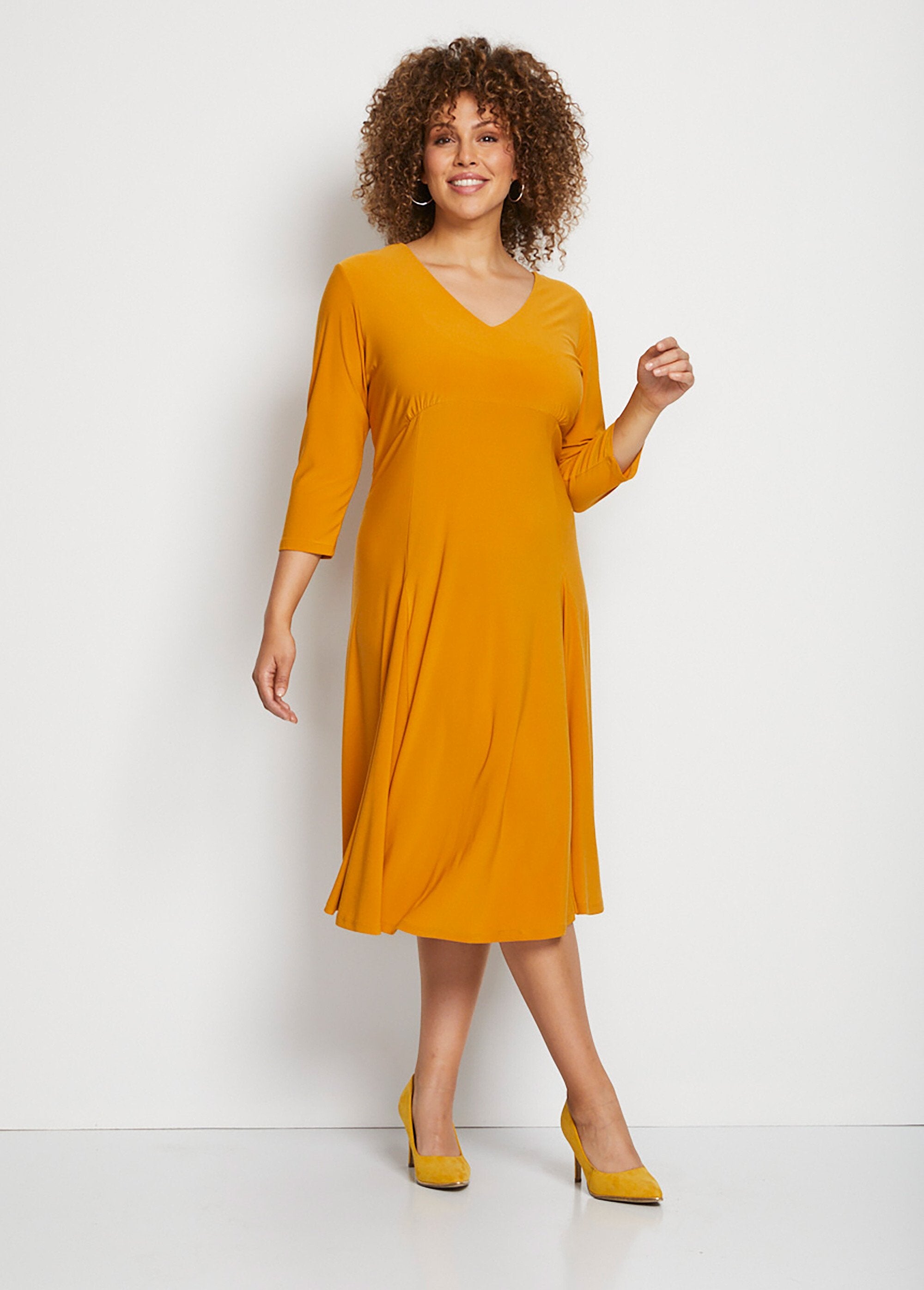 Vestido_corto_con_escote_en_V_y_base_acampanada_AMARILLO_FA1_curvy