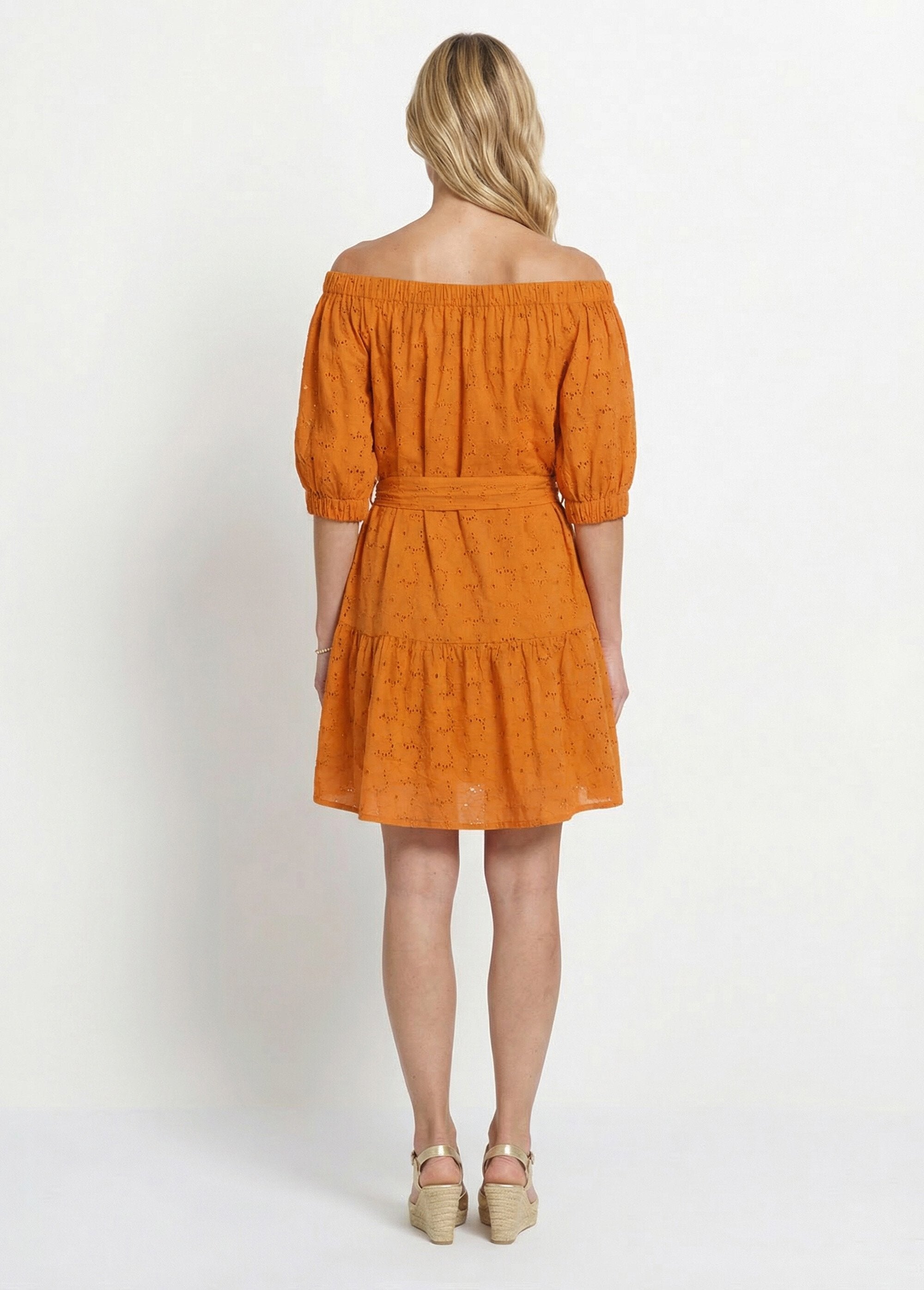 Vestido_corto_cuello_bardot_y_bordado_inglés_naranja_DO1_slim
