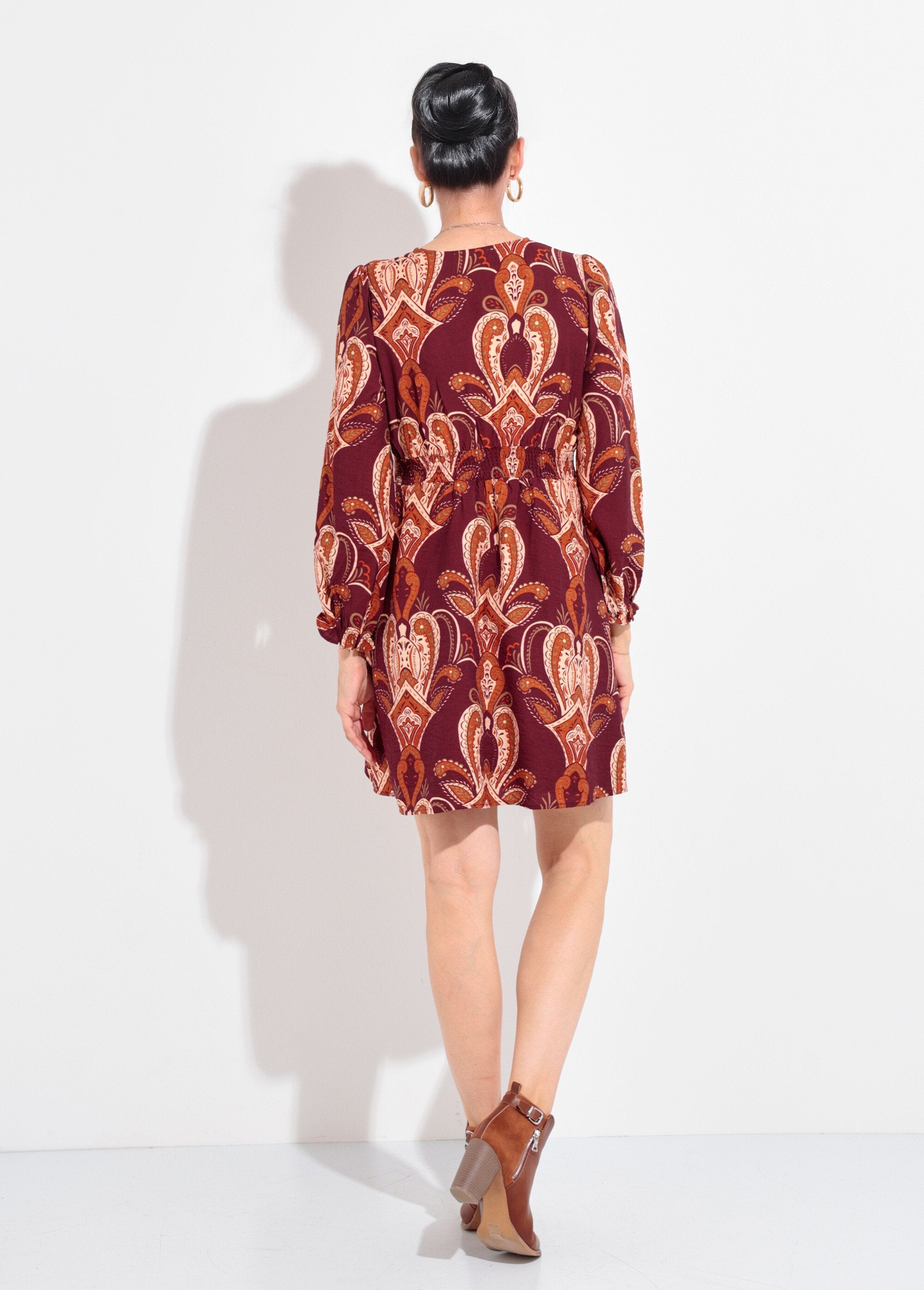 Vestido_corto_con_cuello_en_V_y_estampado_paisley_Burdeos_DO1_slim