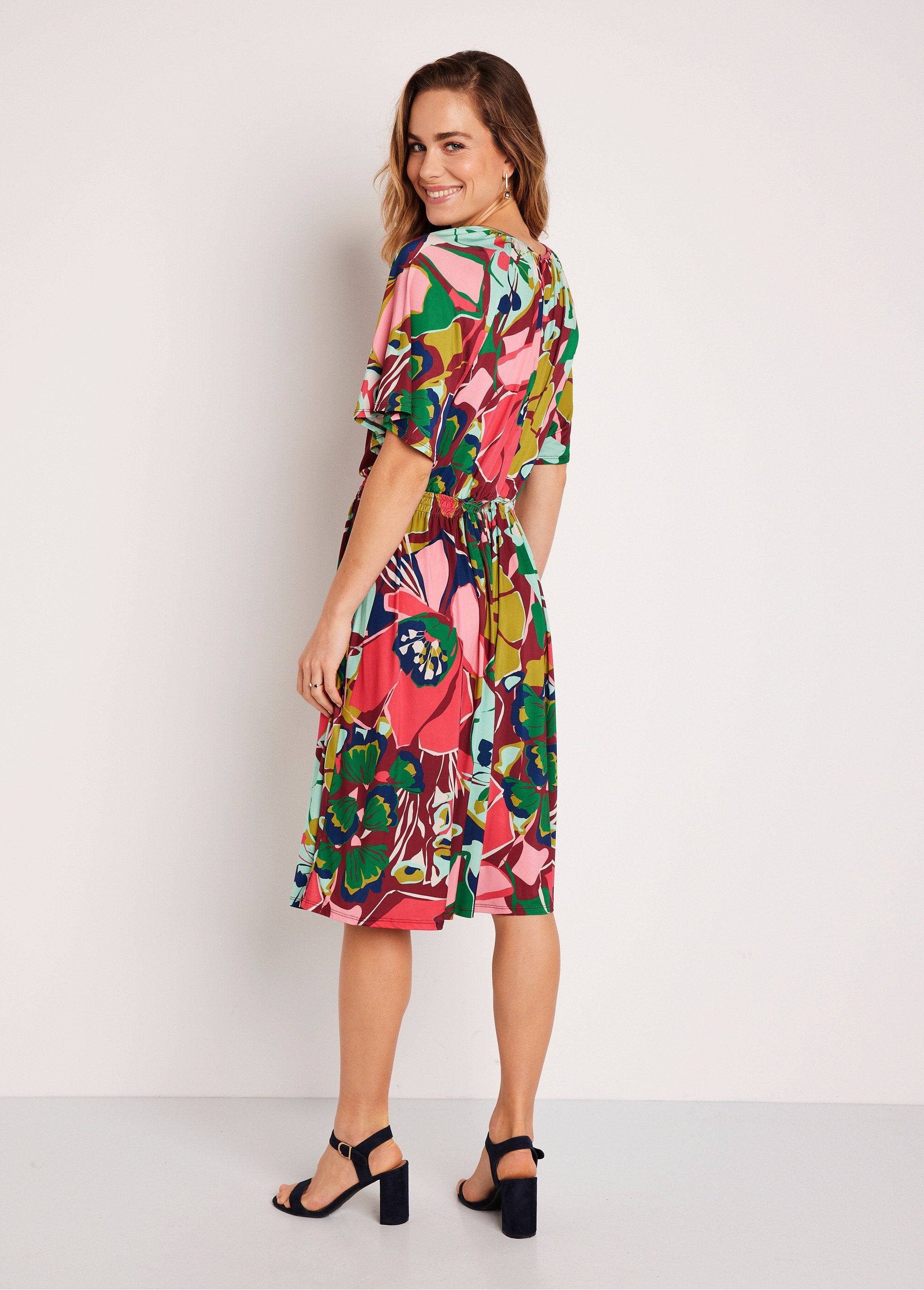 Vestido_corto_evasé_floral_rosa_y_verde_DO1_slim