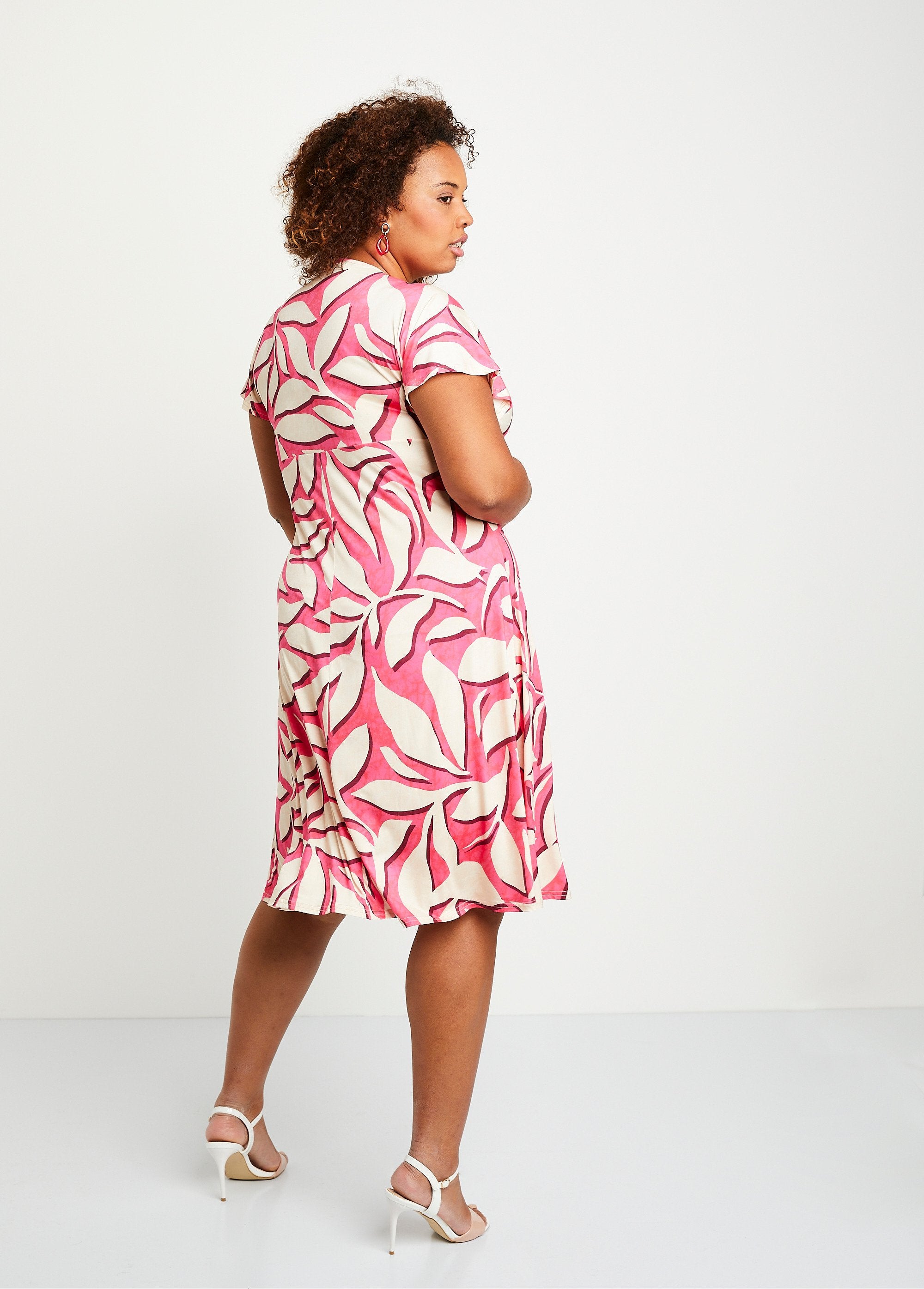 Vestido_corto_evasé_estampado_de_hojas_Rosa_y_crudo_DO1_curvy