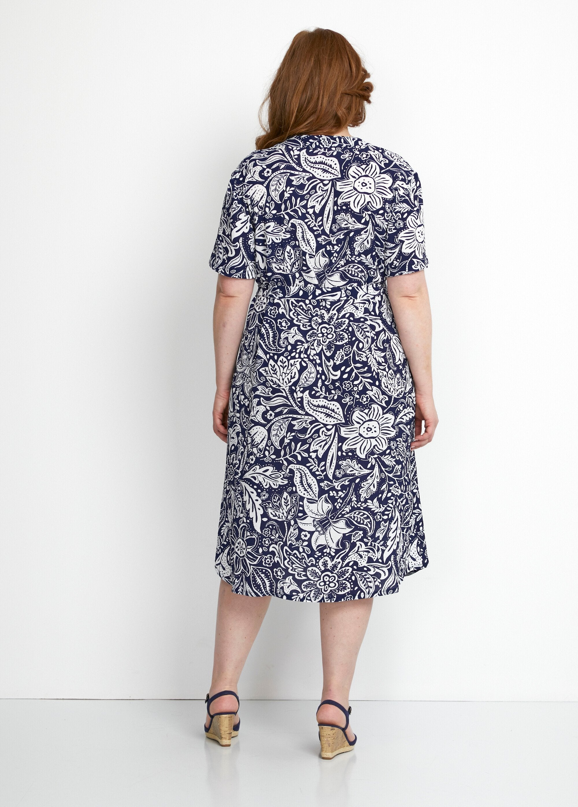 Vestido_corto_en_tejido_gofrado_bicolor_Azul_y_blanco_DO1_curvy