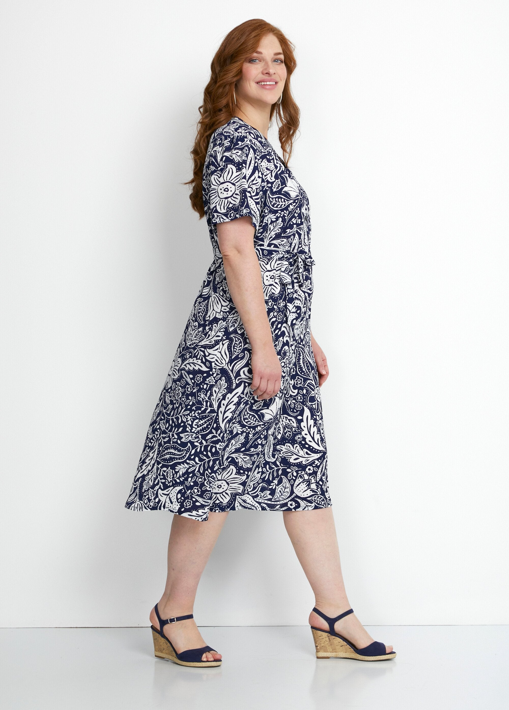 Vestido_corto_en_tejido_gofrado_bicolor_Azul_y_blanco_DR1_curvy