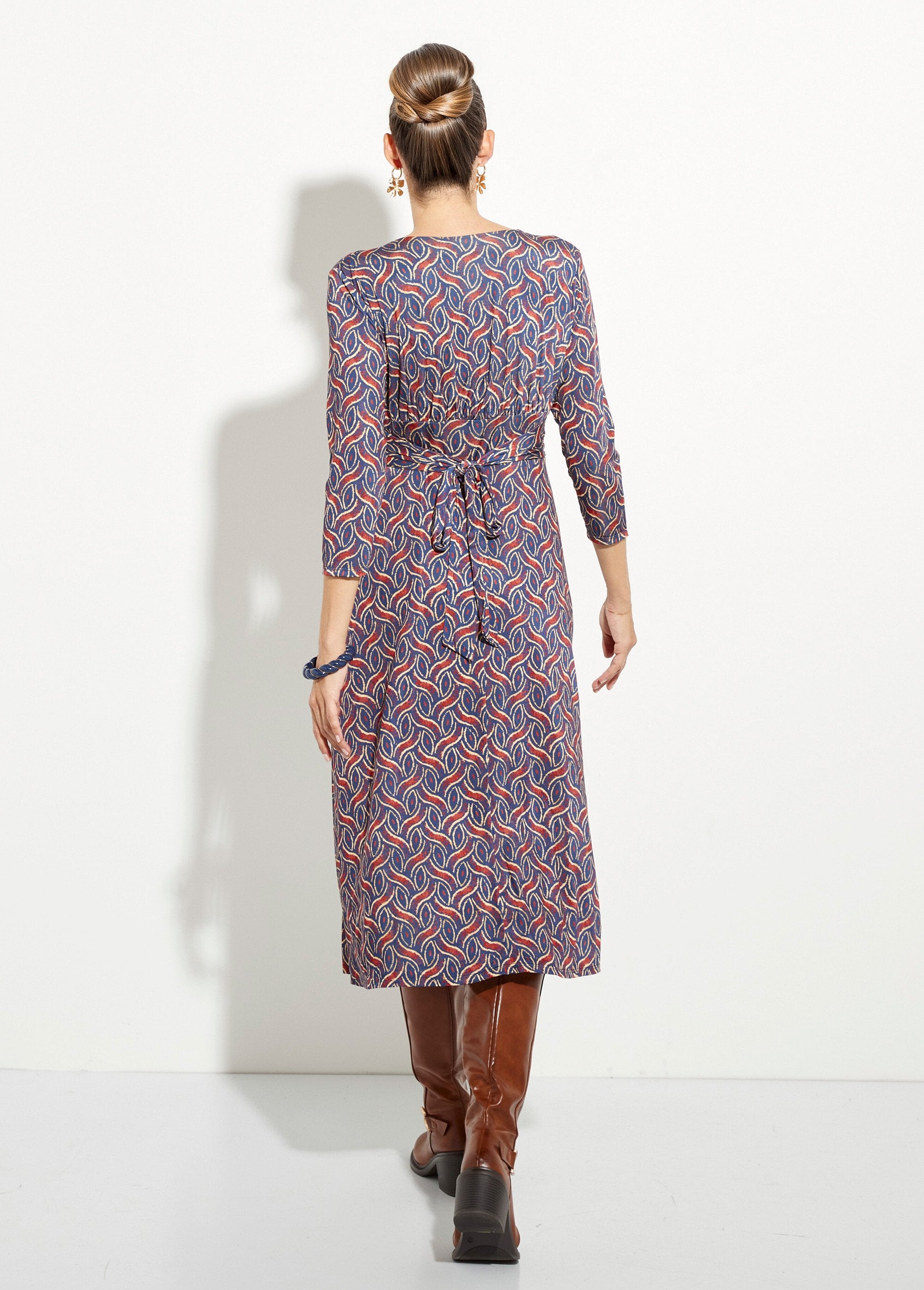 Vestido_fluido_con_cintura_plisada_y_estampado_étnico._Azul_marino_y_ladrillo_DO1_slim