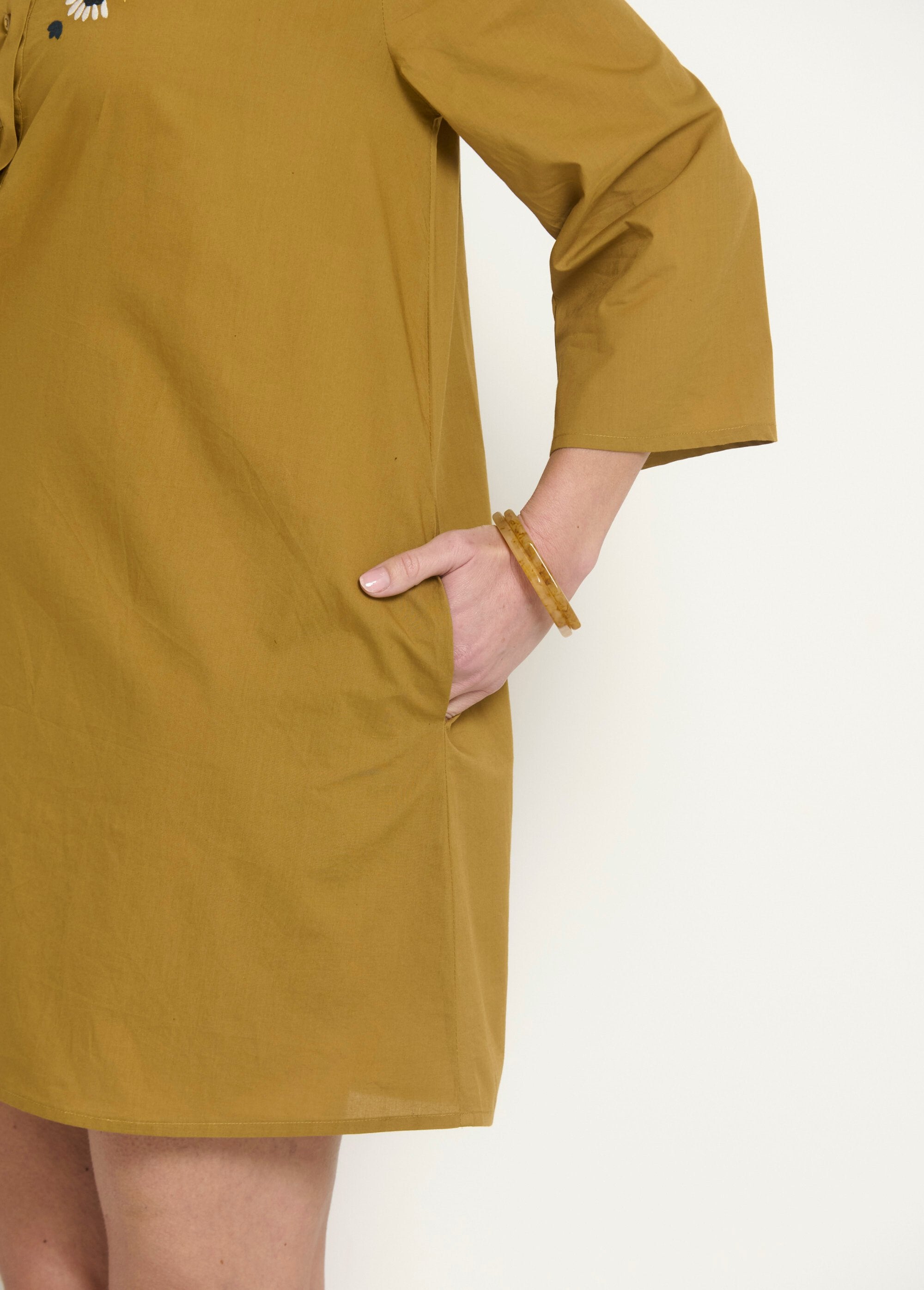 Vestido_cubrebocas_con_mangas_3/4_y_bordados_de_colores._Avellana_DE2_slim