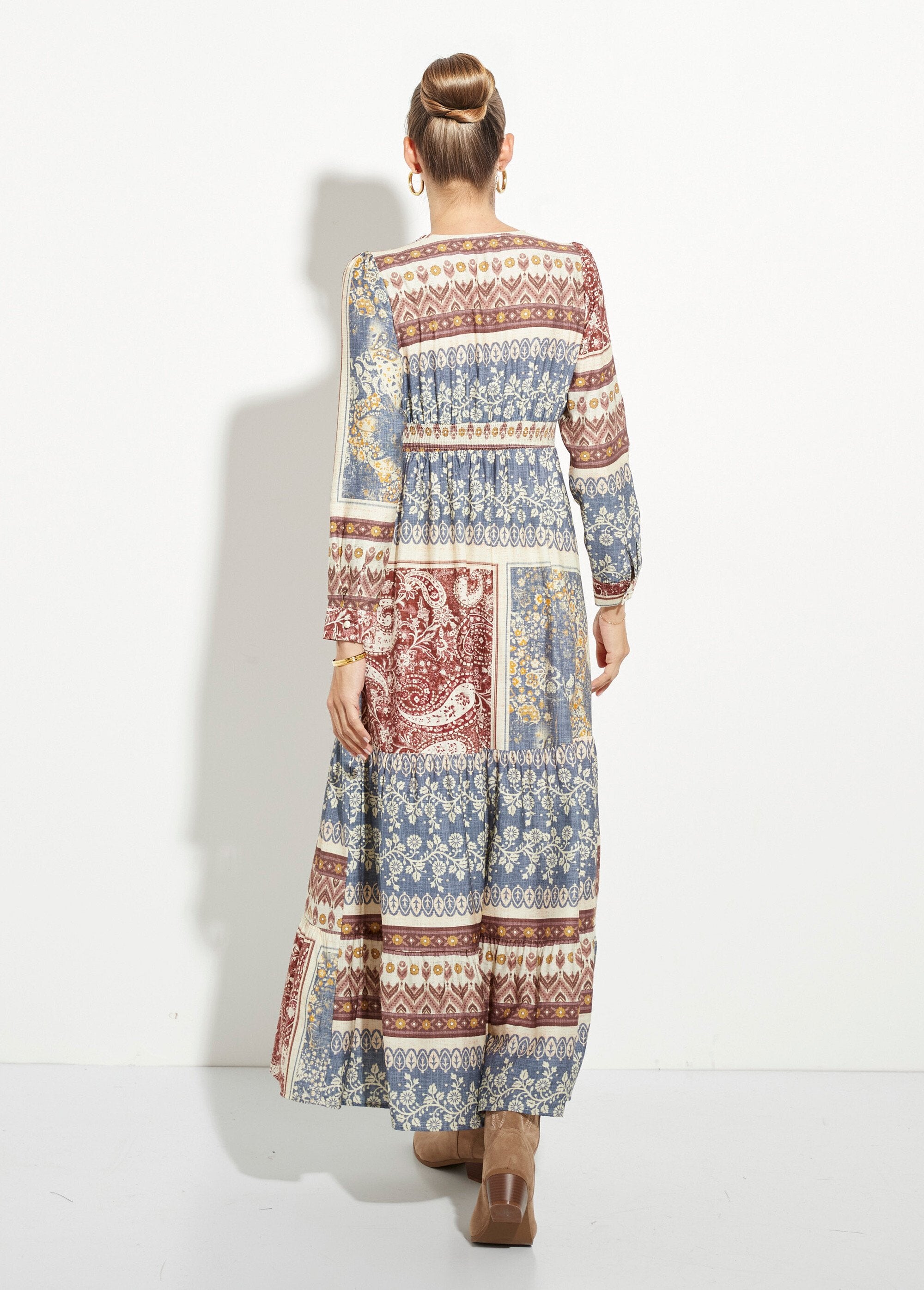 Vestido_largo_escalonado_con_patrón_de_patchwork_Azul_y_beige_DO1_slim