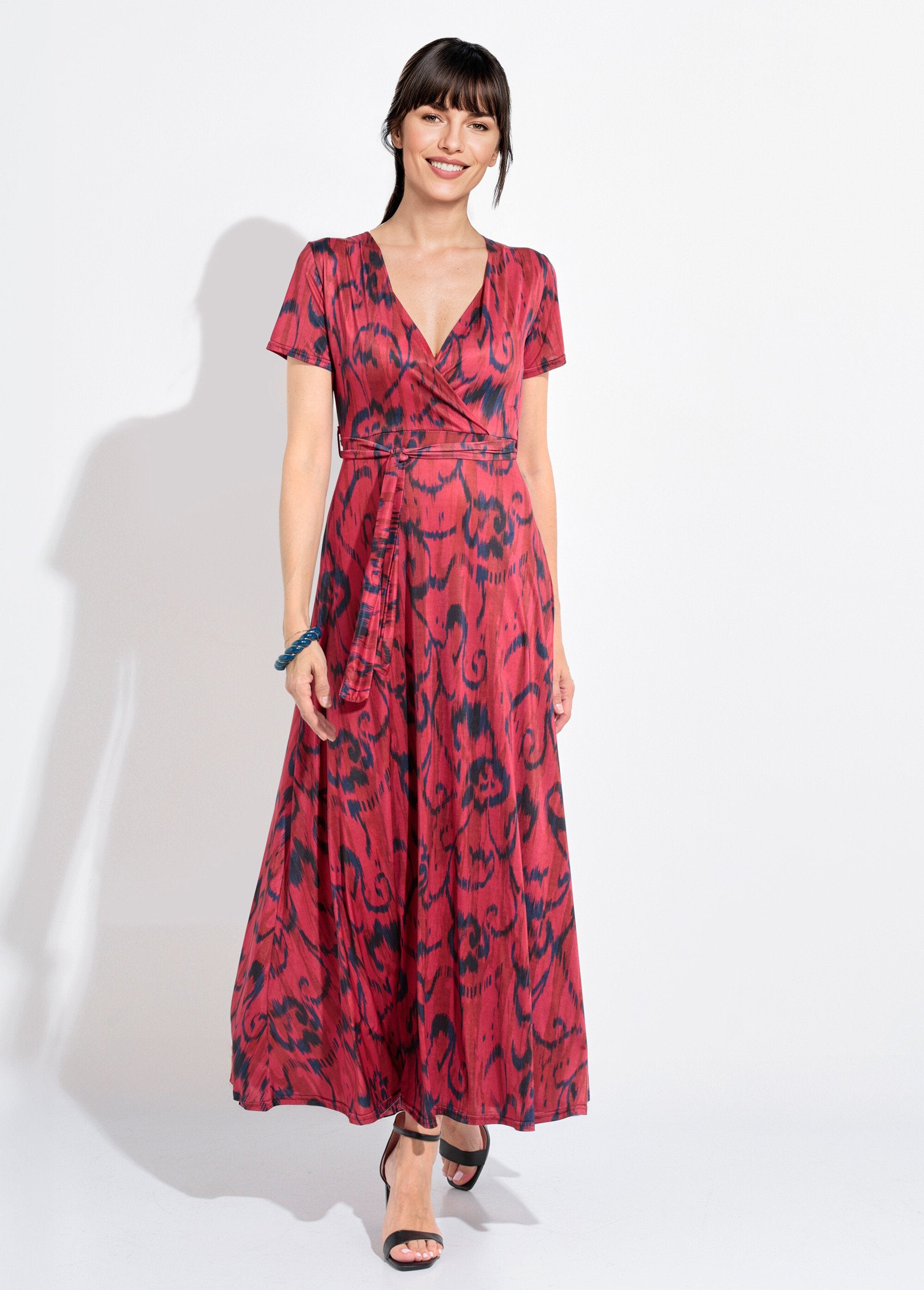 Vestido_largo,_escote_en_pico,_cinturón_envolvente._Negro_y_rojo_FA1_slim