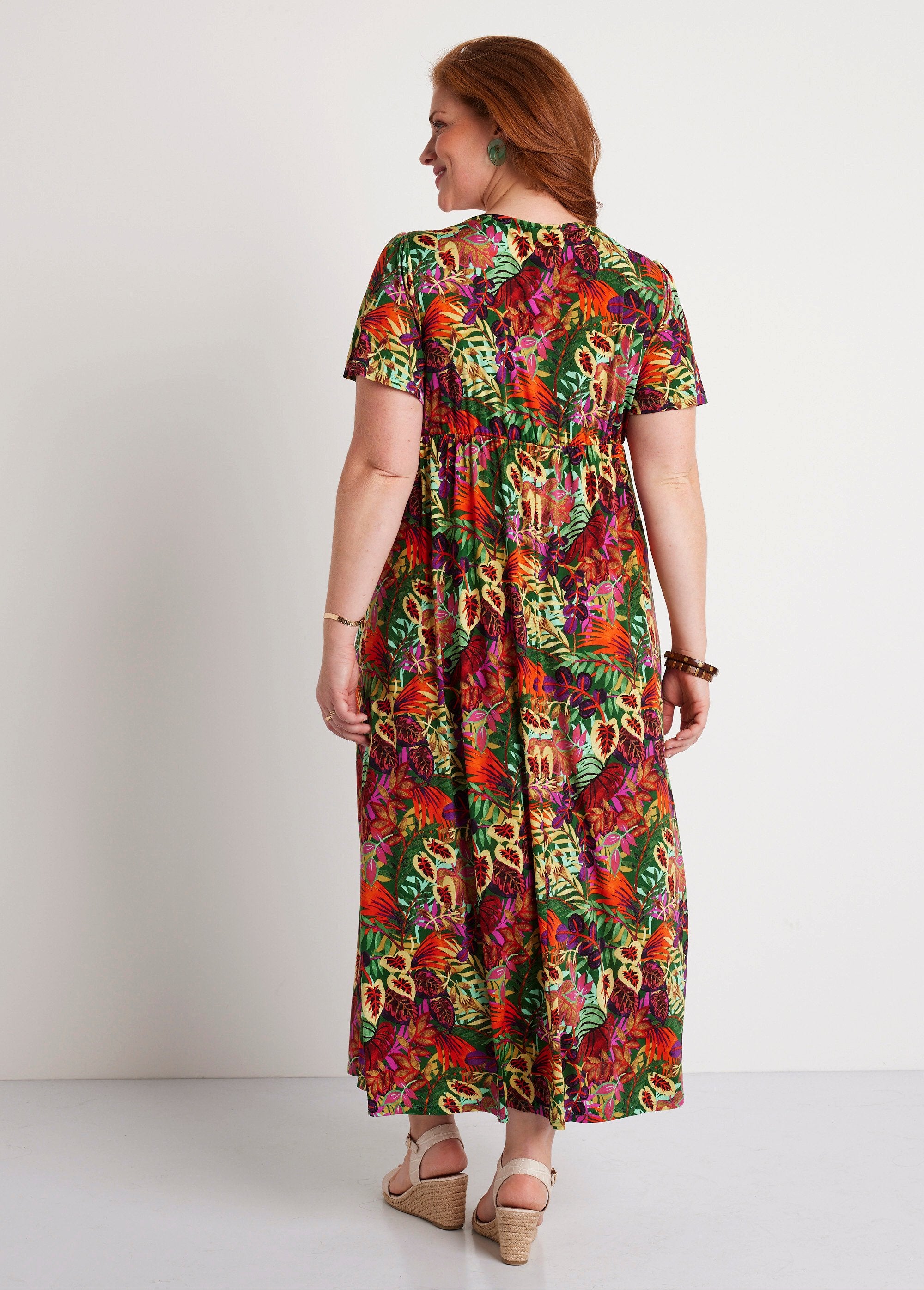 Vestido_largo_evasé_con_escote_en_V_y_estampado_de_joyas_Multicolor_DO1_curvy